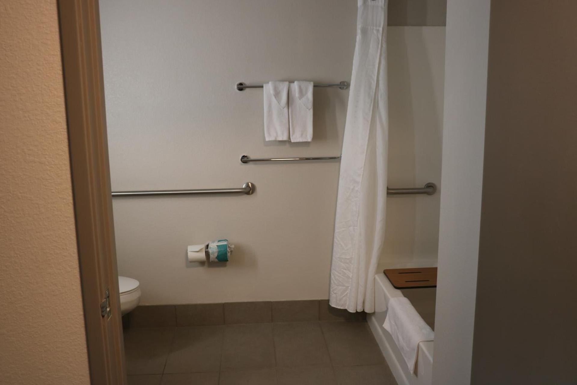 Holiday Inn Express & Suites Marquette by IHG photo 42