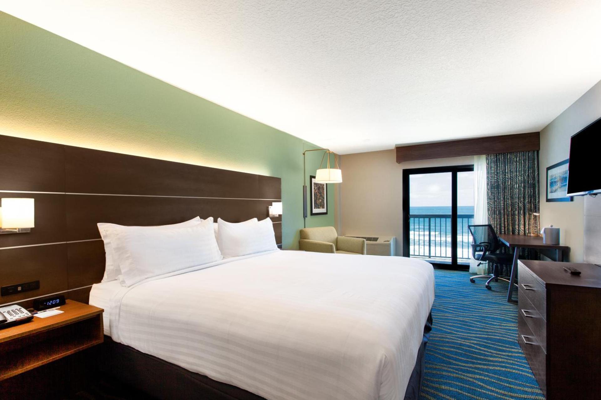 Holiday Inn Express & Suites Oceanfront Daytona Beach Shores by IHG photo 10
