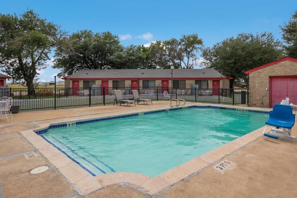 Americas Best Value Inn Lockhart TX photo 29