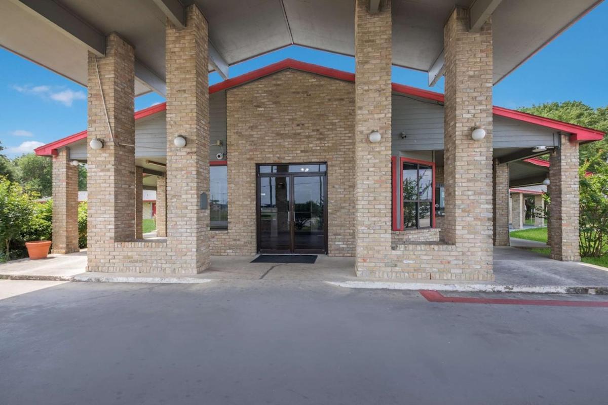 Americas Best Value Inn Lockhart TX photo 30