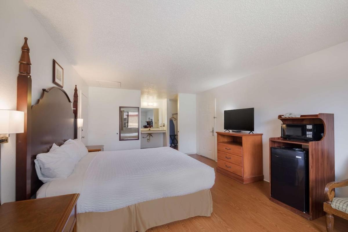 Americas Best Value Inn Lockhart TX photo 49