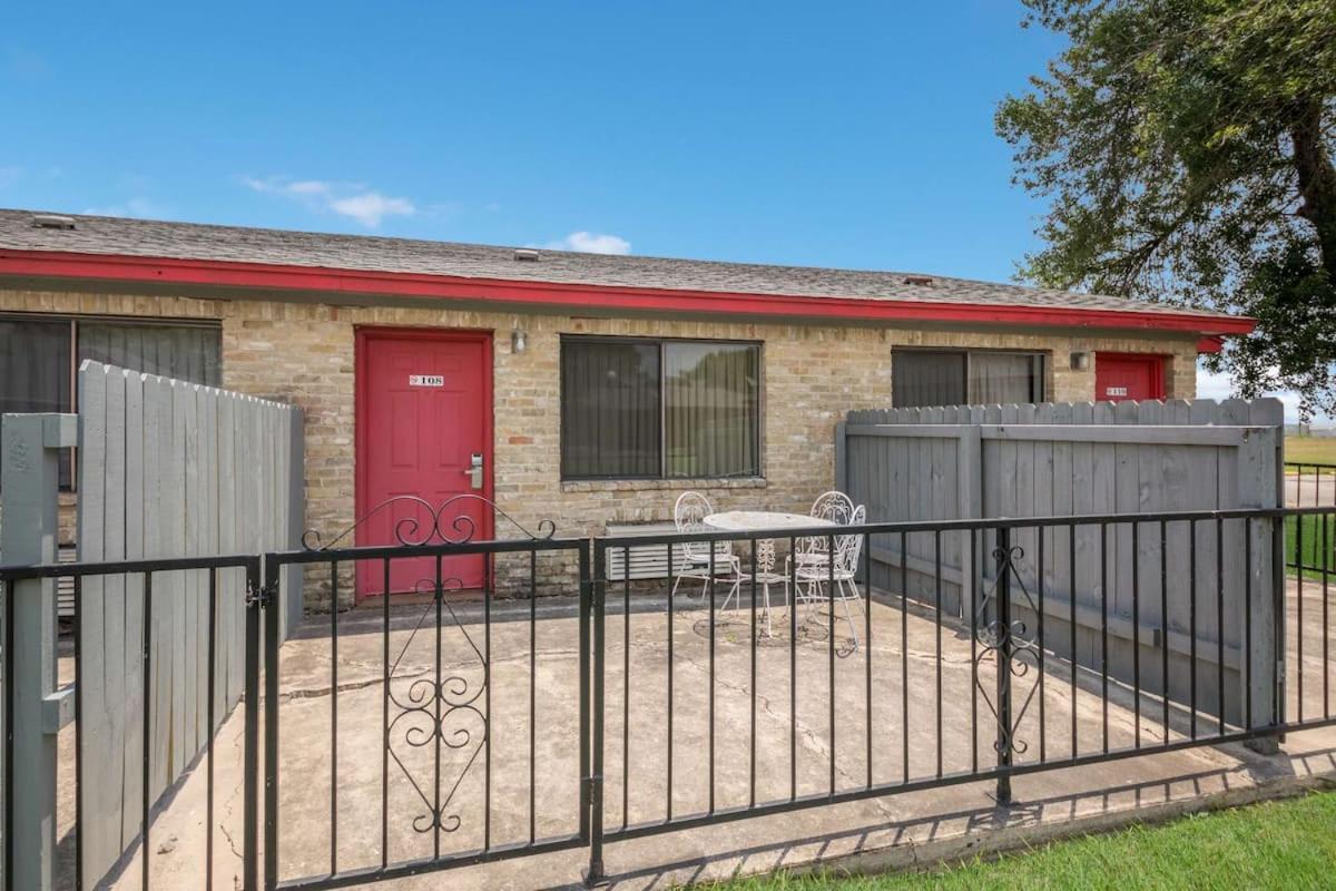 Americas Best Value Inn Lockhart TX photo 33