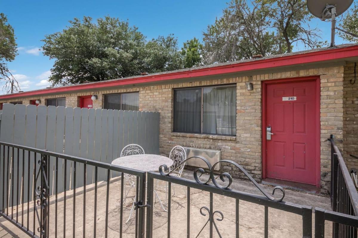 Americas Best Value Inn Lockhart TX photo 34