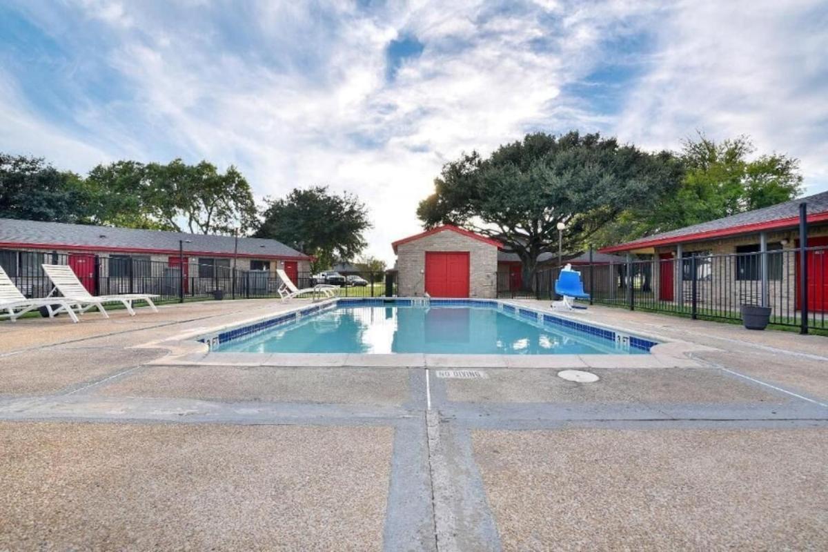 Americas Best Value Inn Lockhart TX photo 35