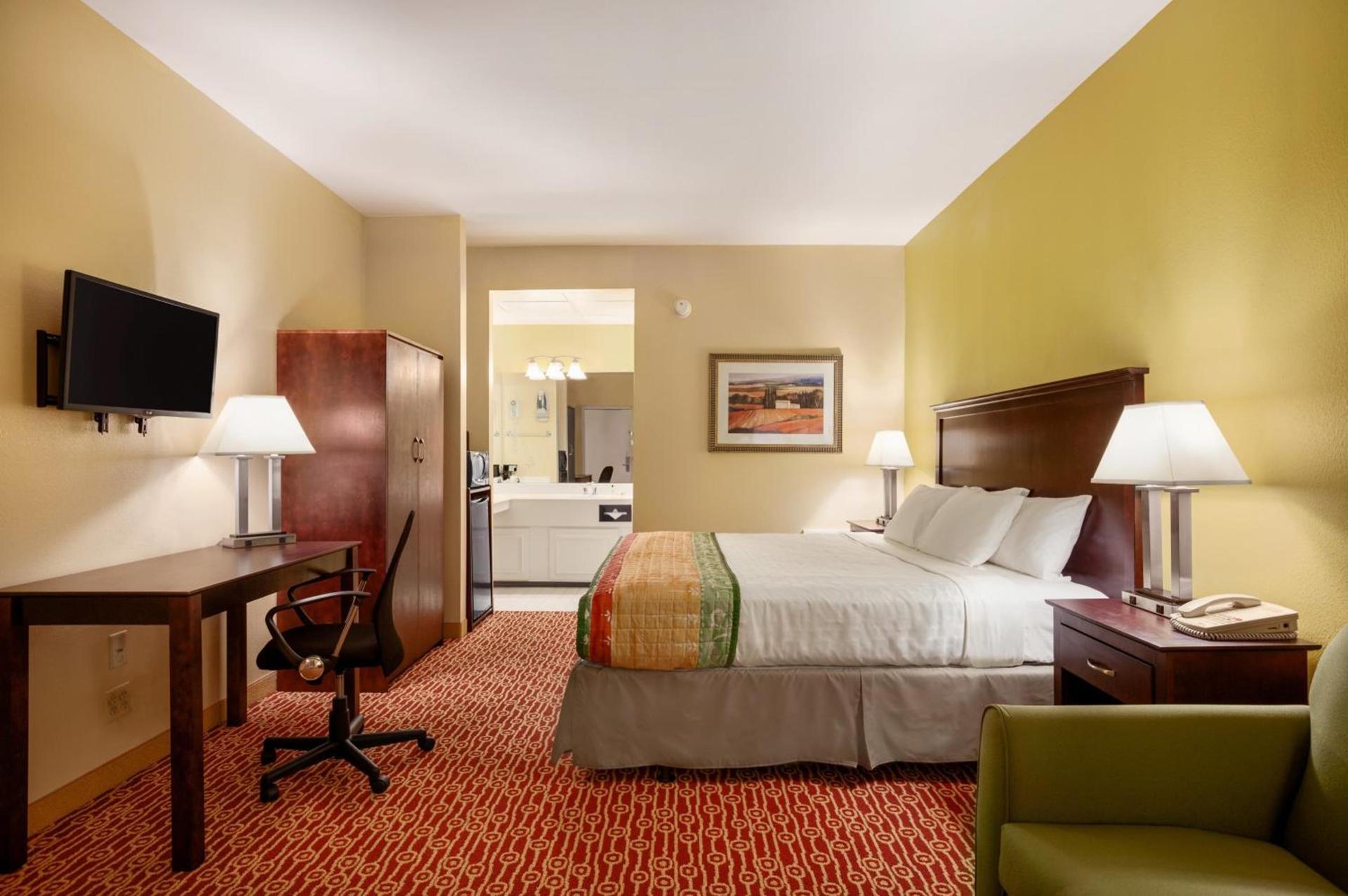 Baymont by Wyndham Warrenton photo 10