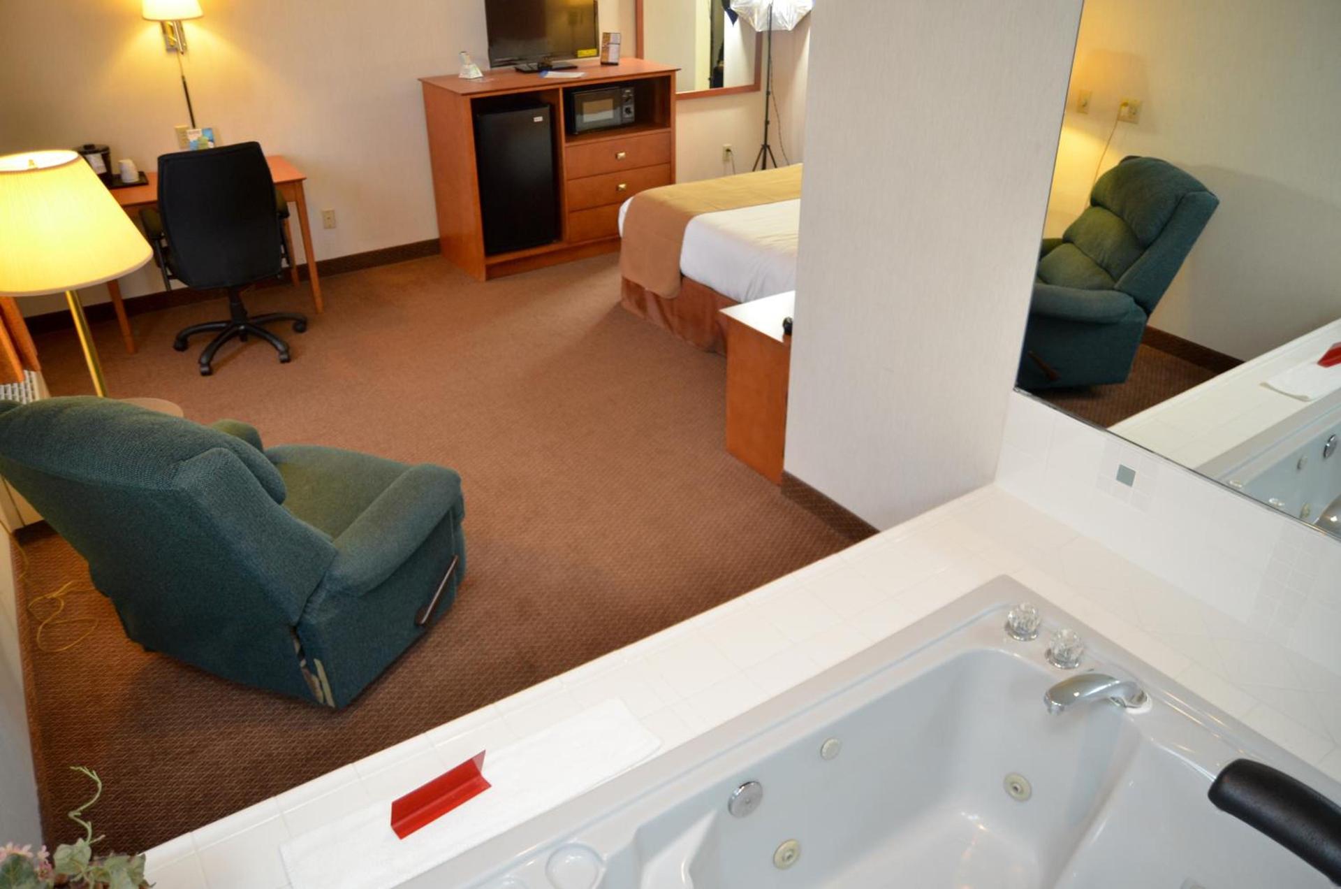 Baymont by Wyndham Port Huron photo 15