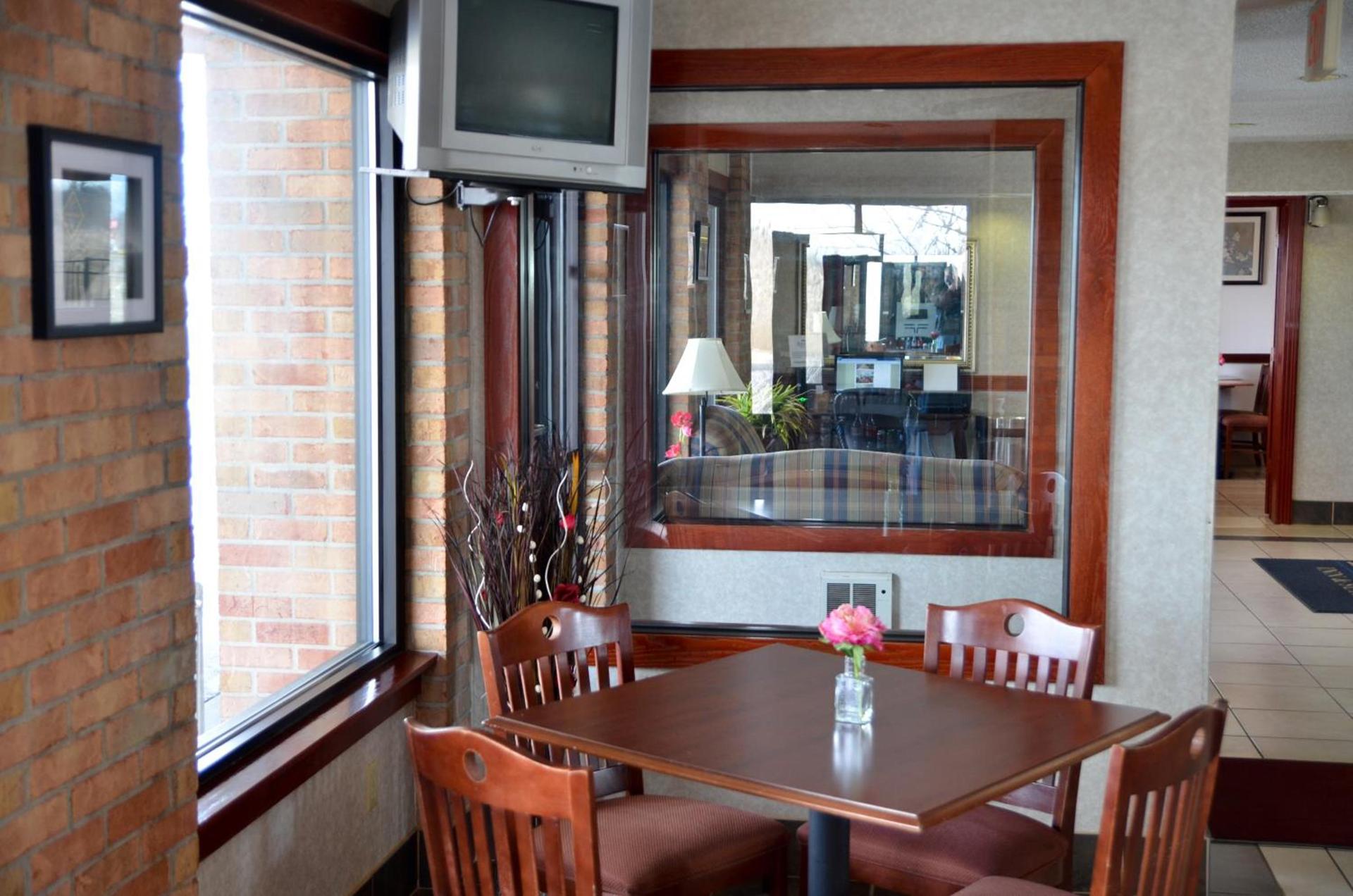 Baymont by Wyndham Port Huron photo 9