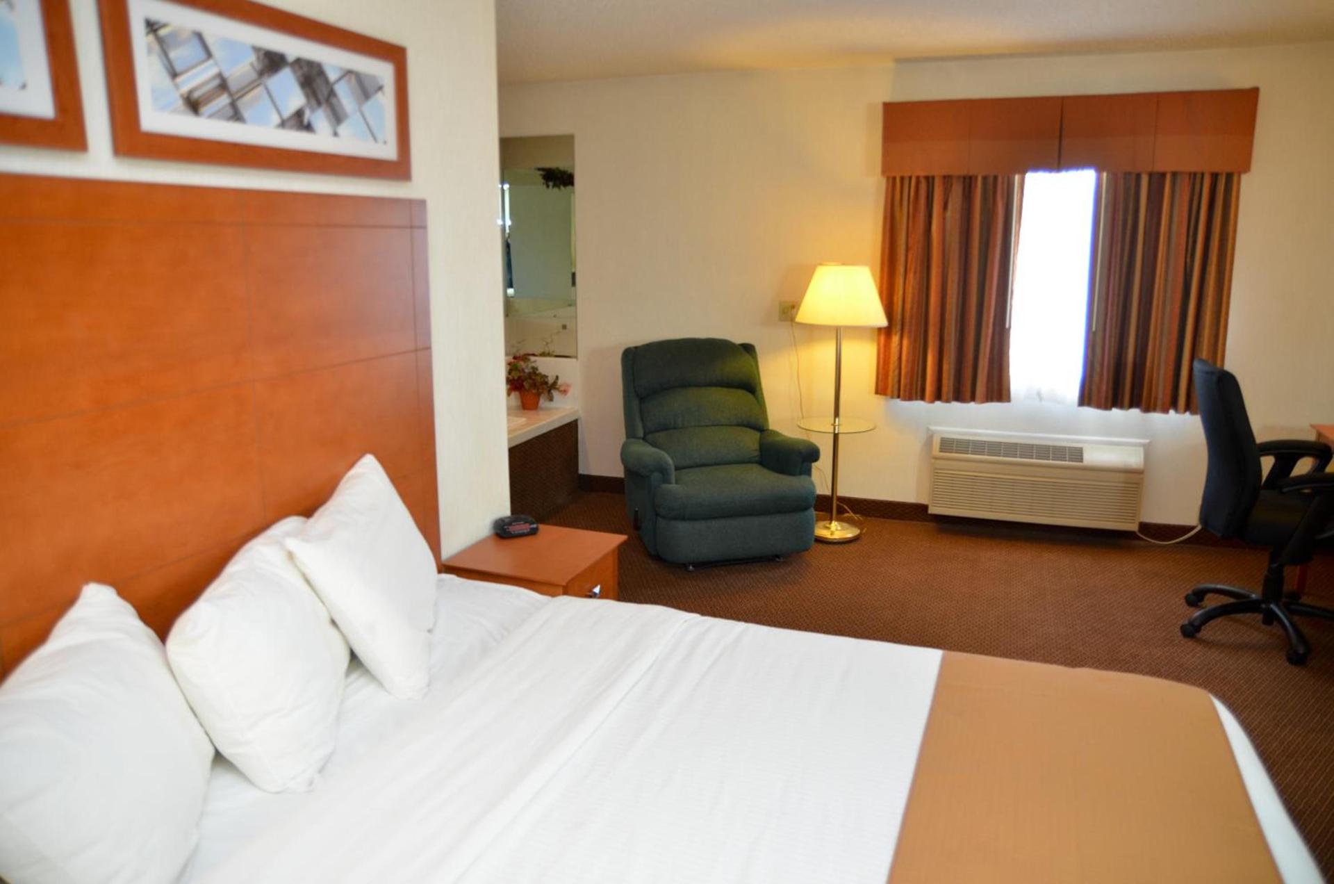 Baymont by Wyndham Port Huron photo 31