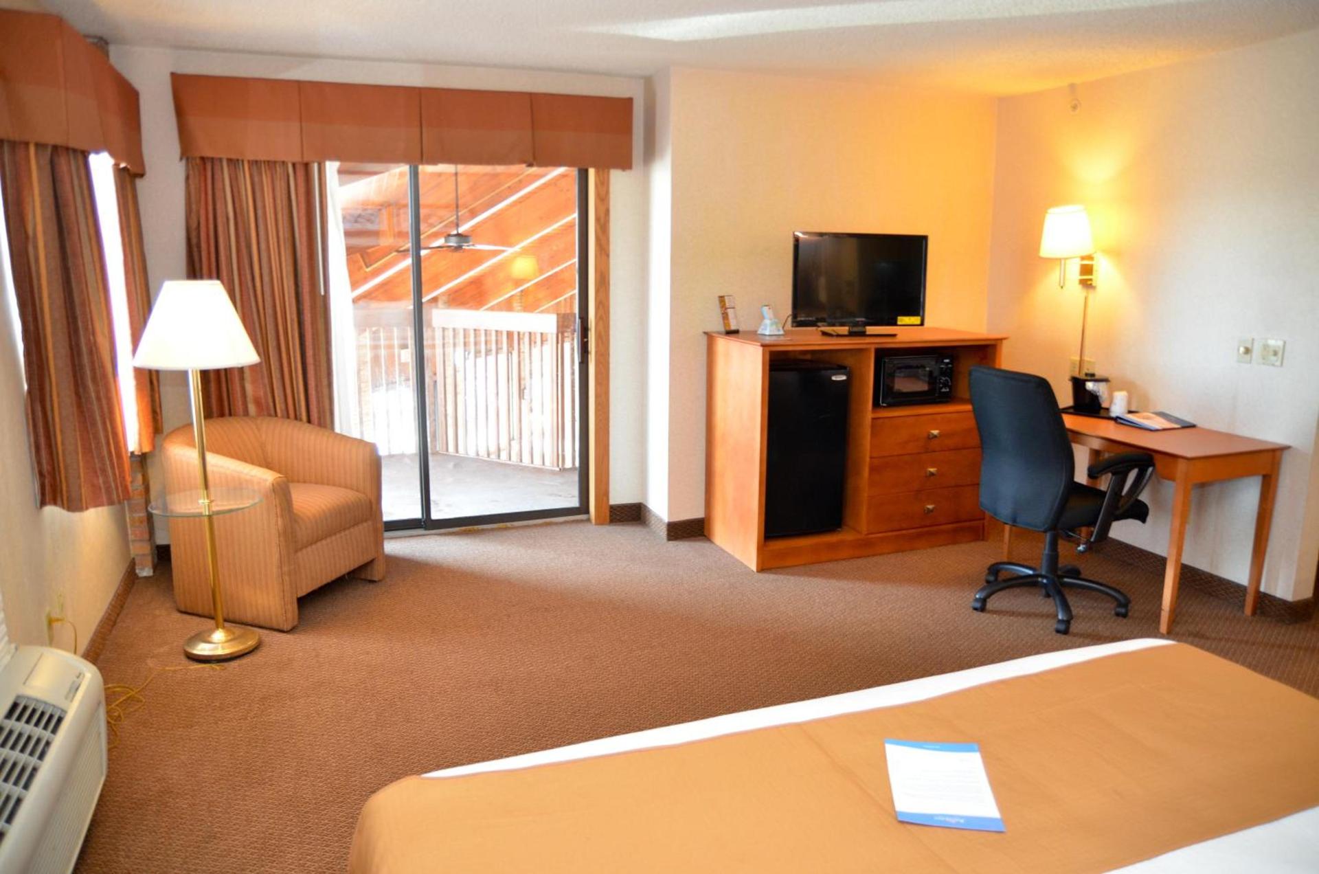 Baymont by Wyndham Port Huron photo 35