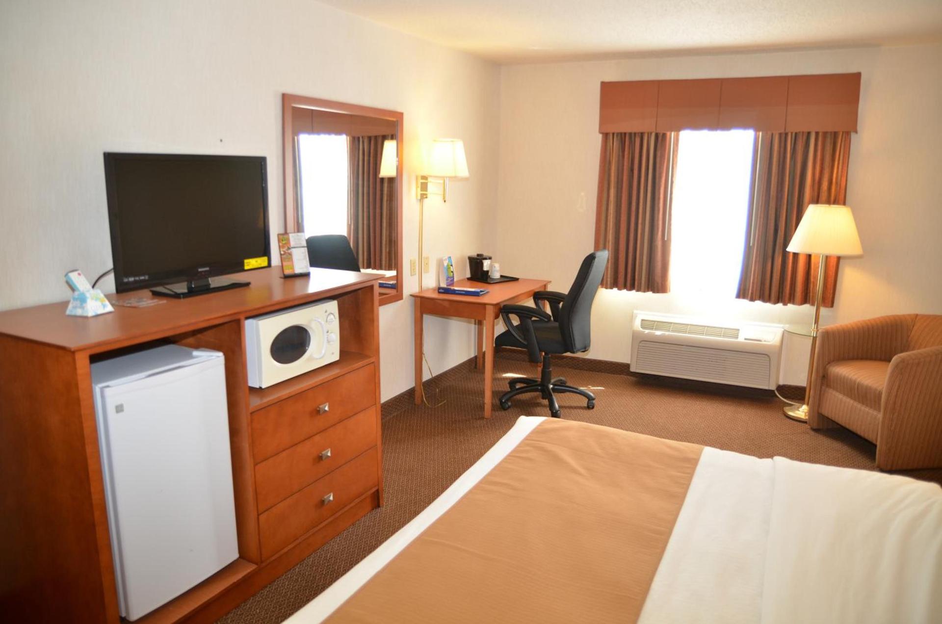 Baymont by Wyndham Port Huron photo 40
