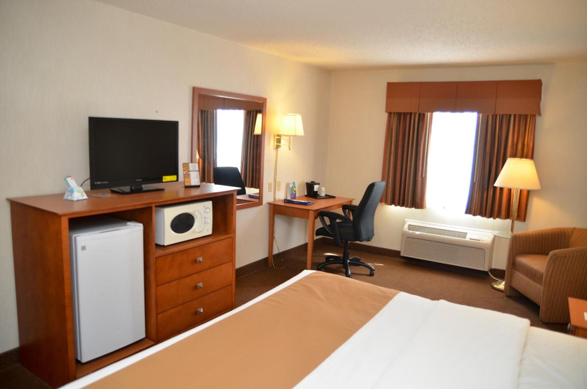Baymont by Wyndham Port Huron photo 44