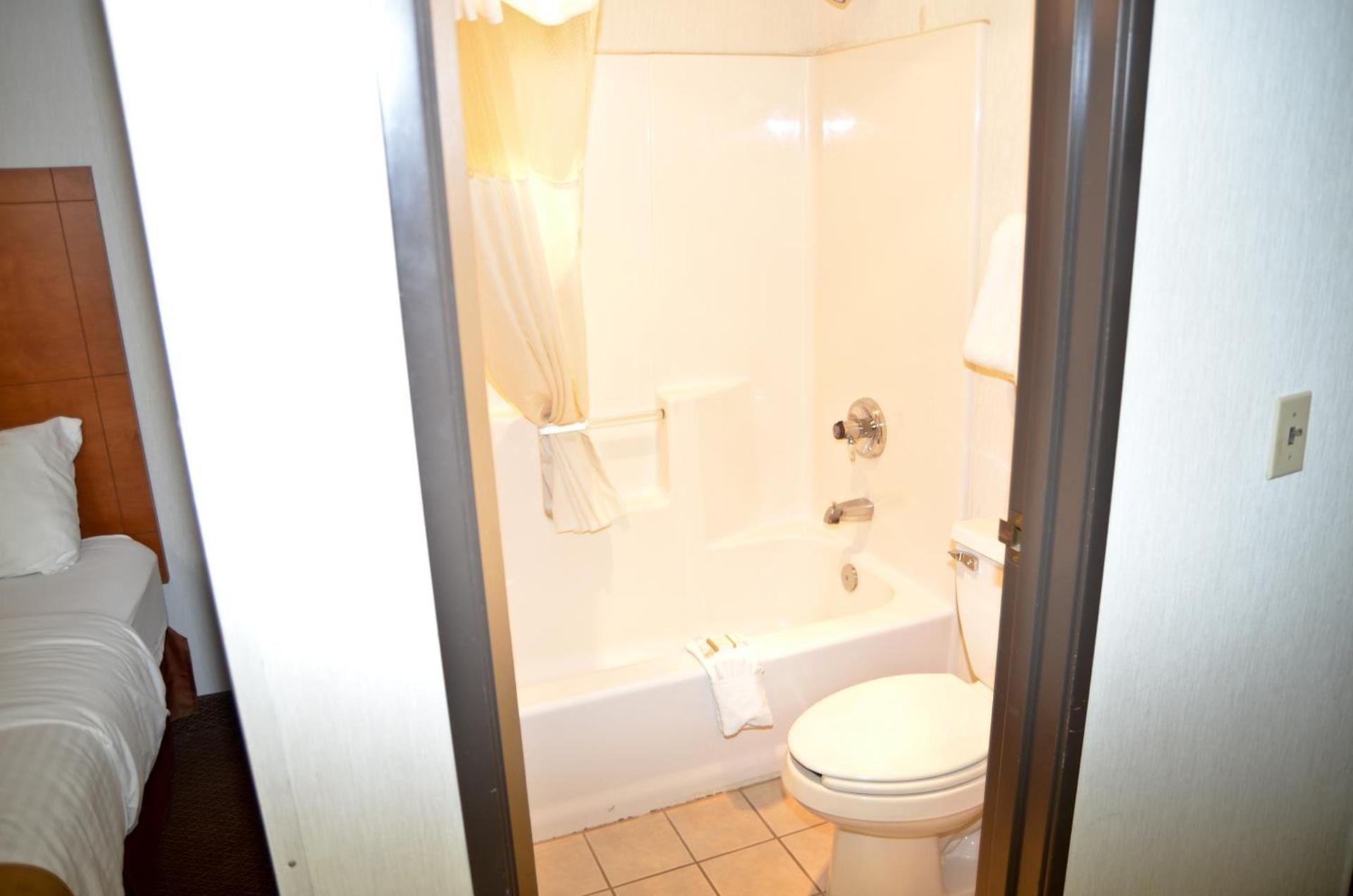 Baymont by Wyndham Port Huron photo 46
