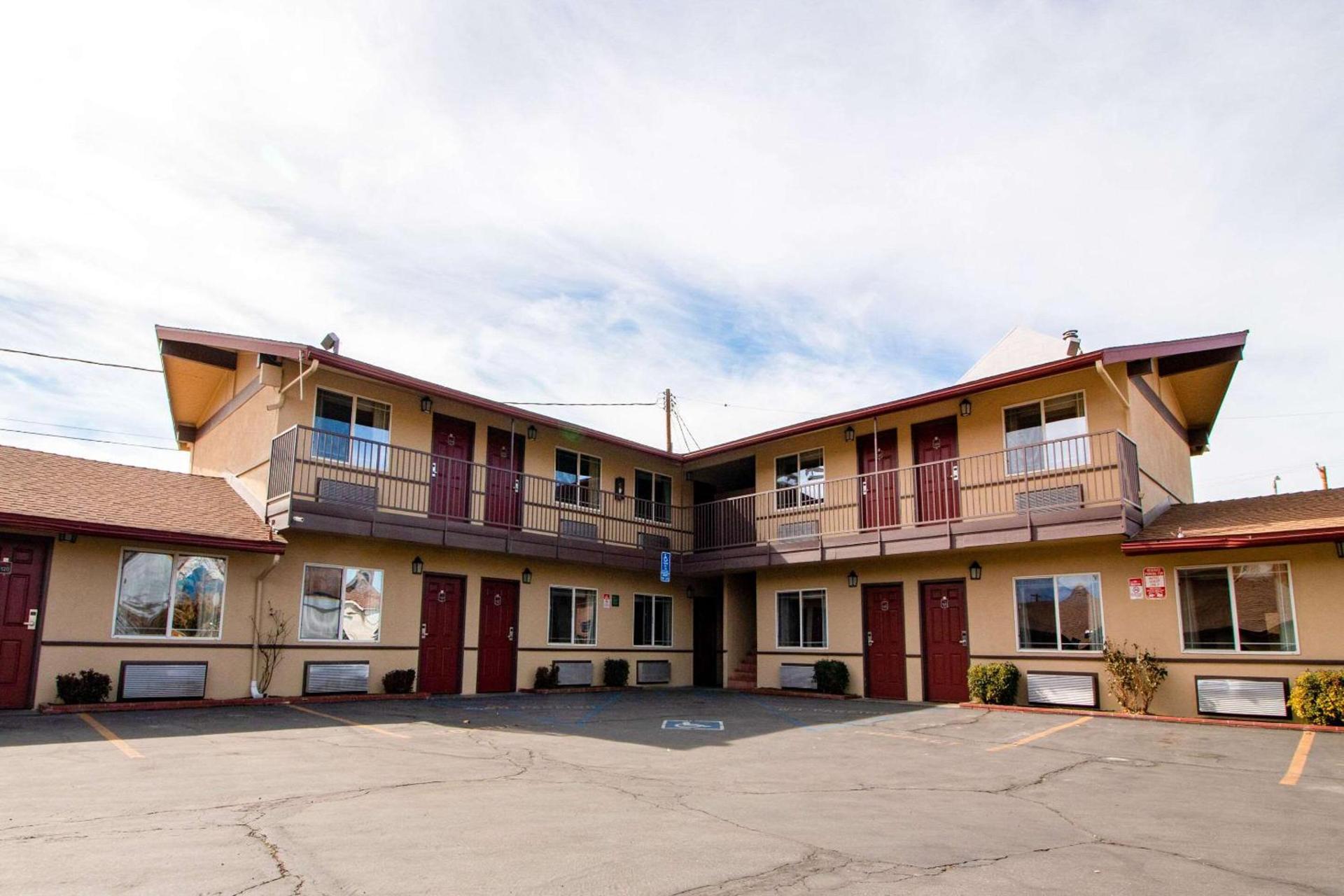 Quality Inn Bishop near Mammoth photo 2