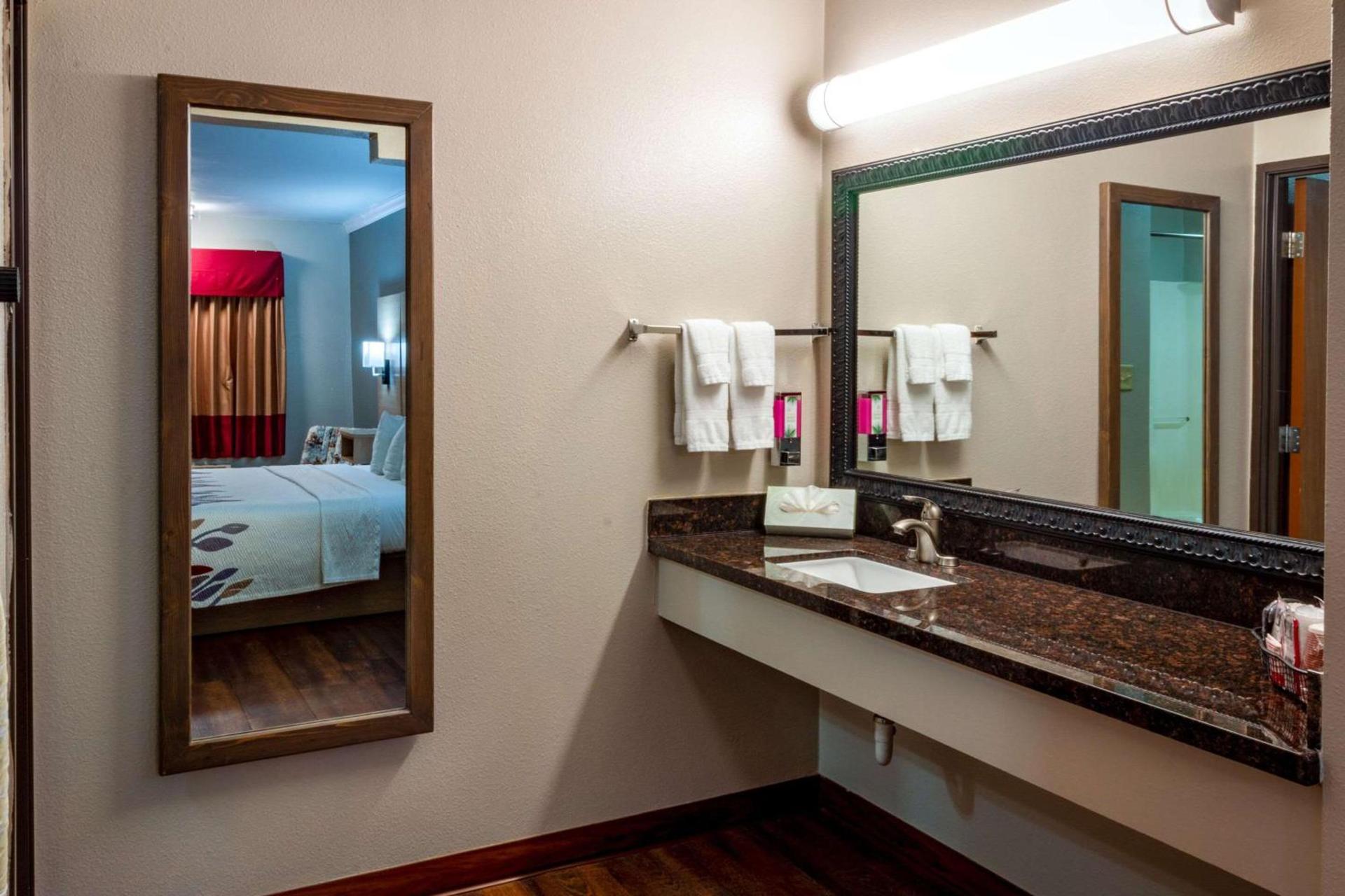 Quality Inn Bishop near Mammoth photo 9