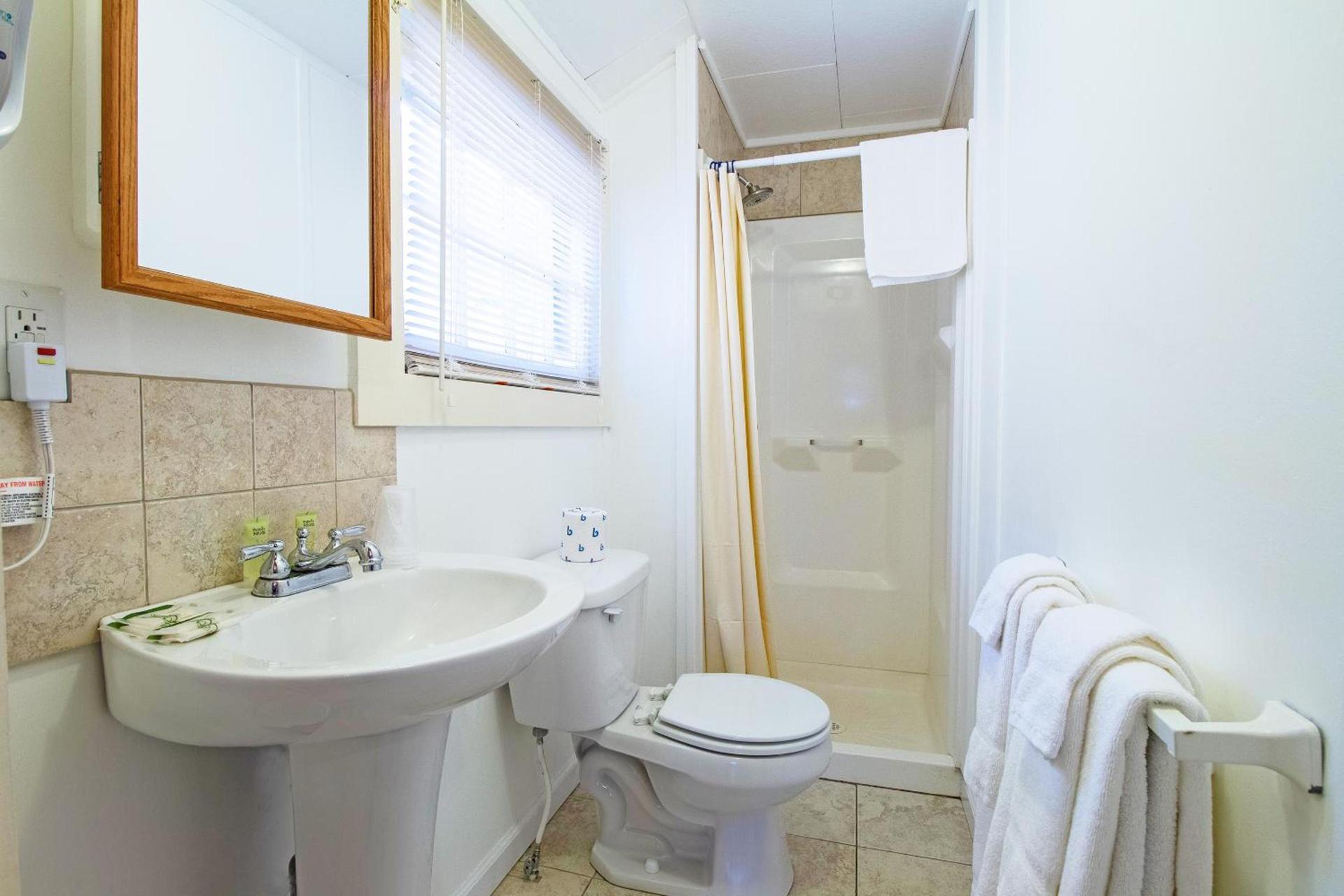 Half Moon Motel & Cottages photo 32