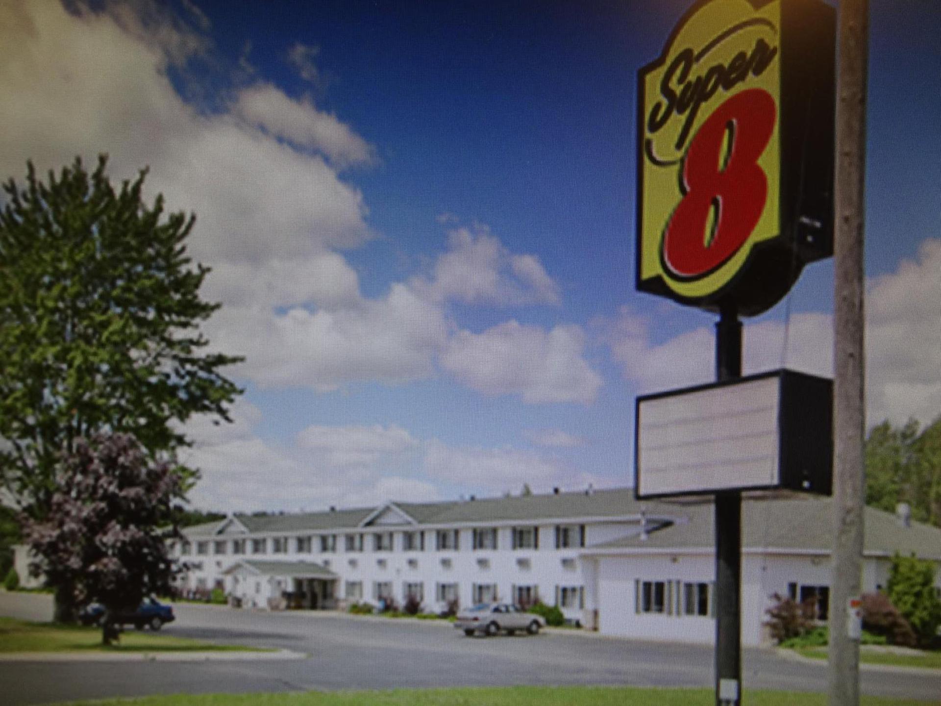 Super 8 by Wyndham Escanaba photo 15
