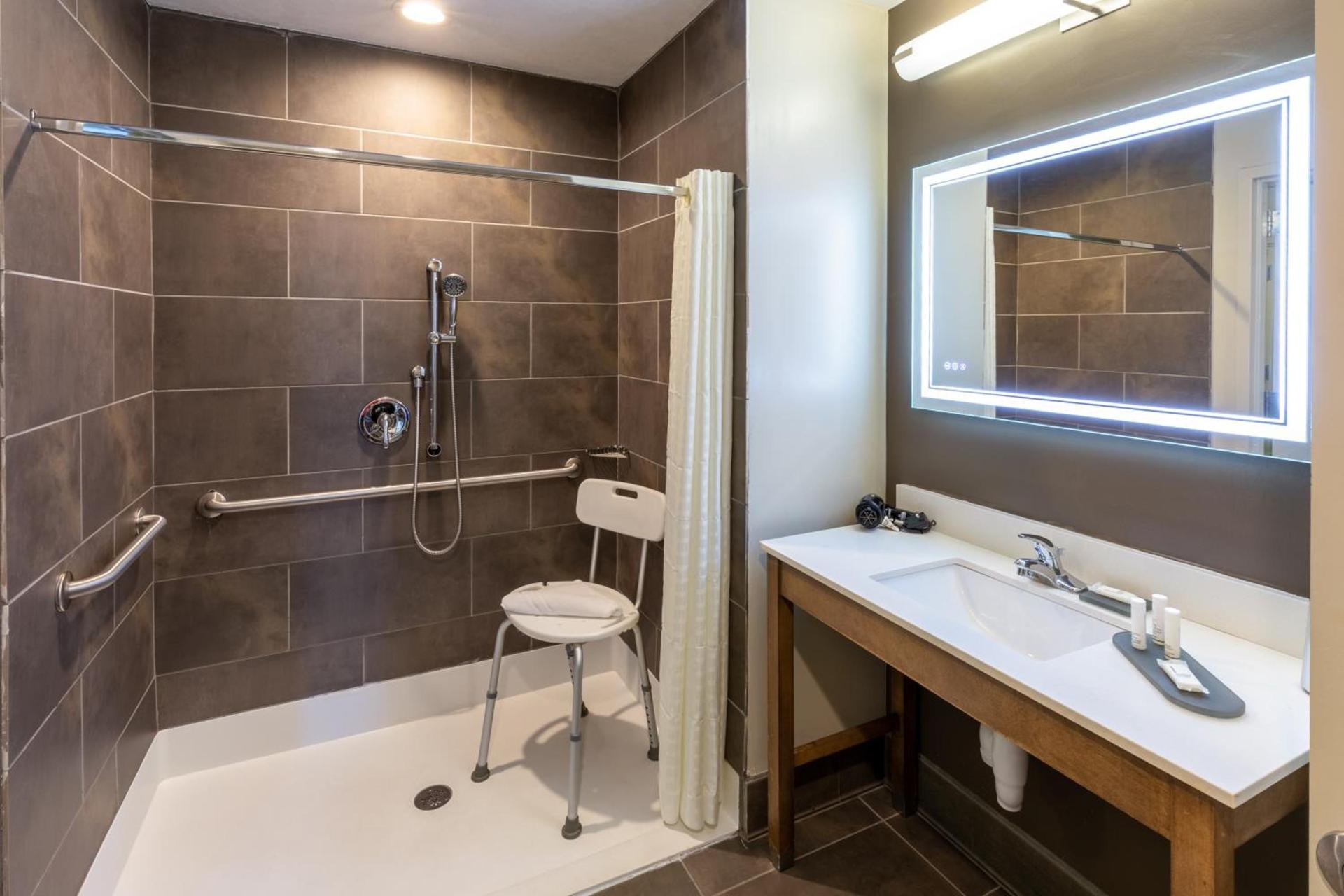 La Quinta Inn & Suites by Wyndham Tulsa Downtown - Route 66 photo 36