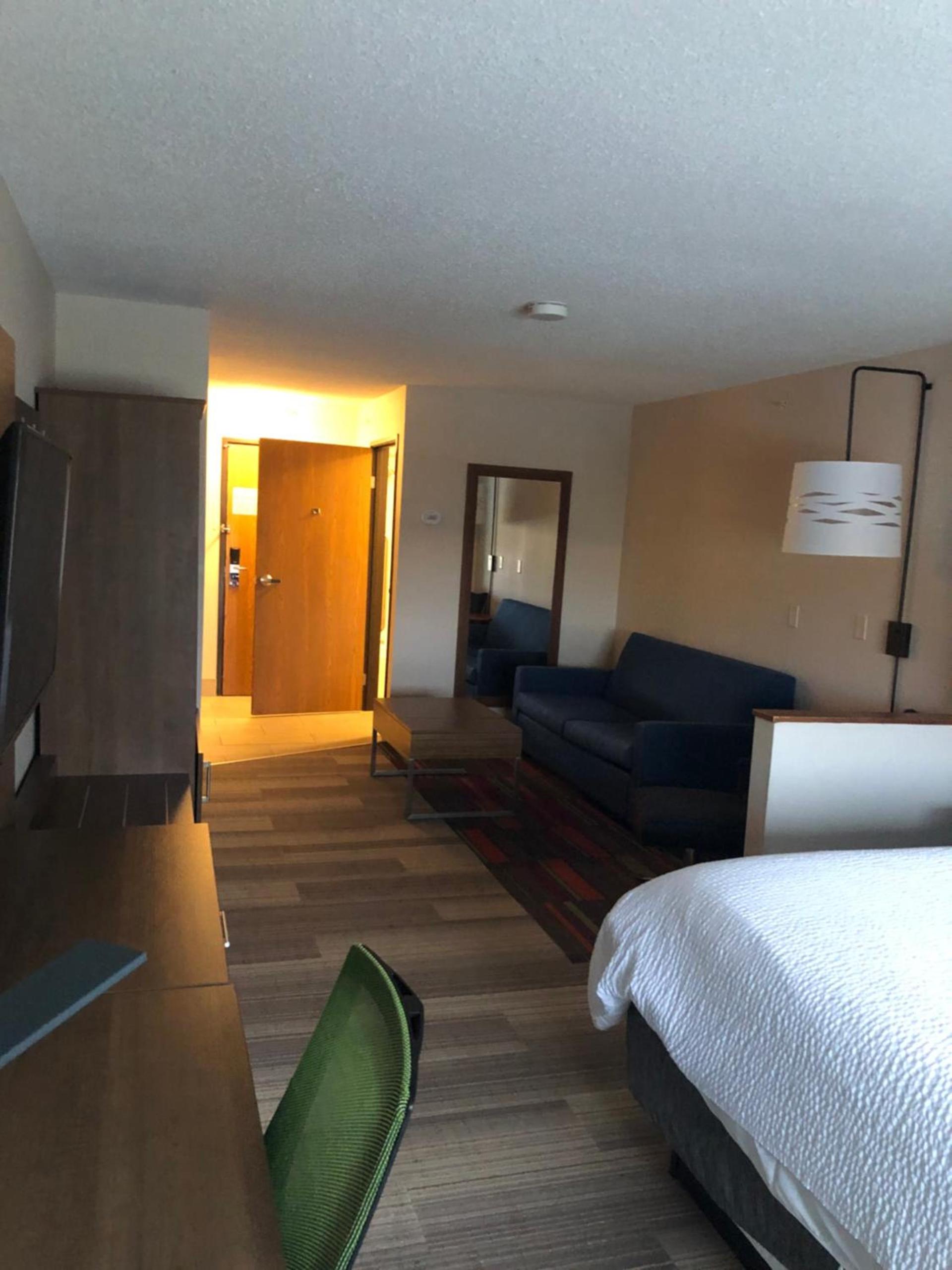 Holiday Inn Express Mt. Vernon by IHG photo 49