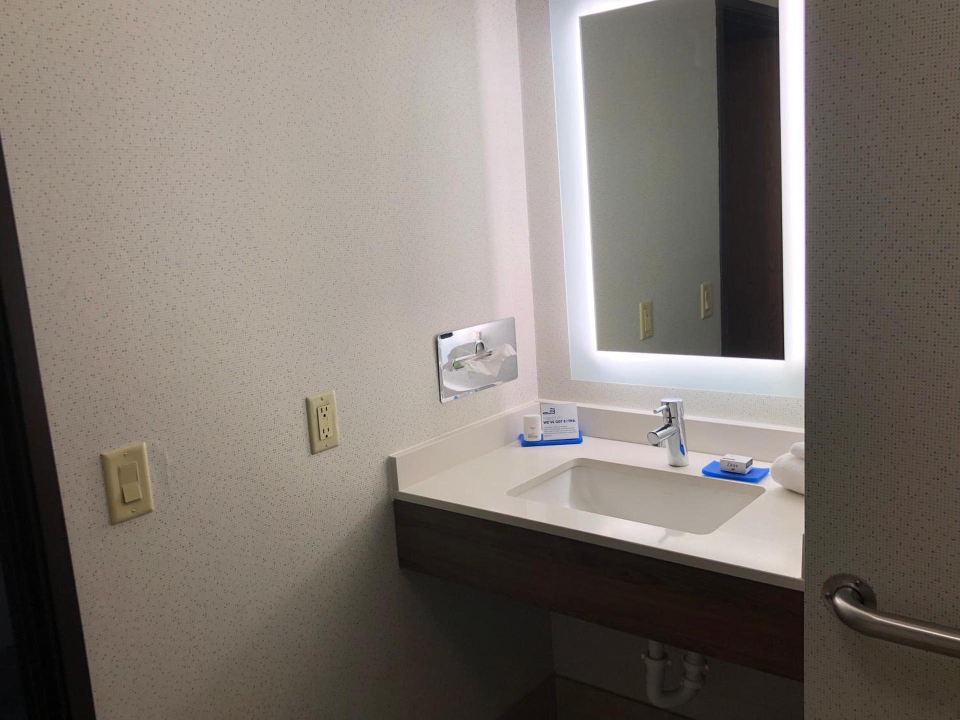 Holiday Inn Express Mt. Vernon by IHG photo 51