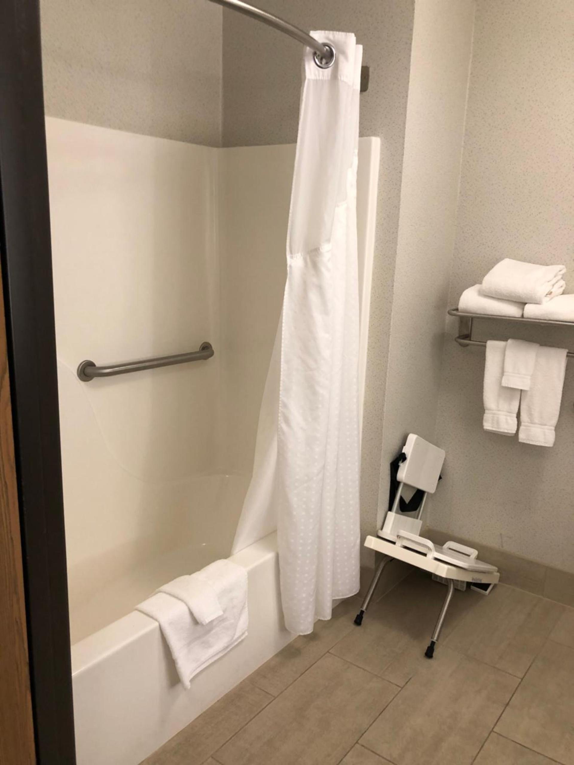 Holiday Inn Express Mt. Vernon by IHG photo 54