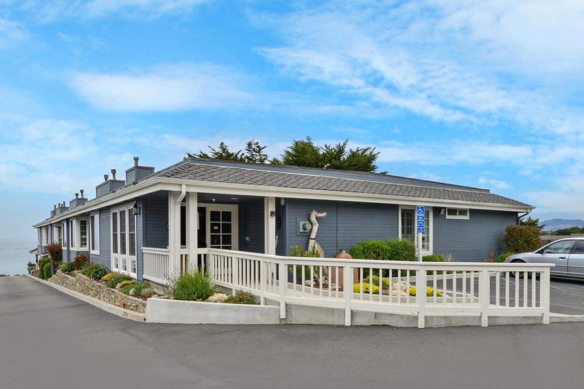 Sand Pebbles Inn photo 38