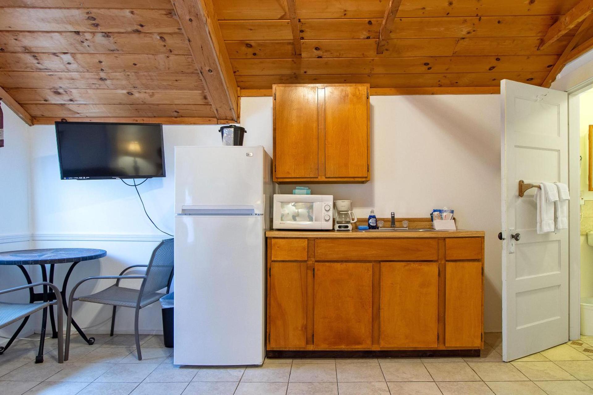 Half Moon Motel & Cottages photo 33