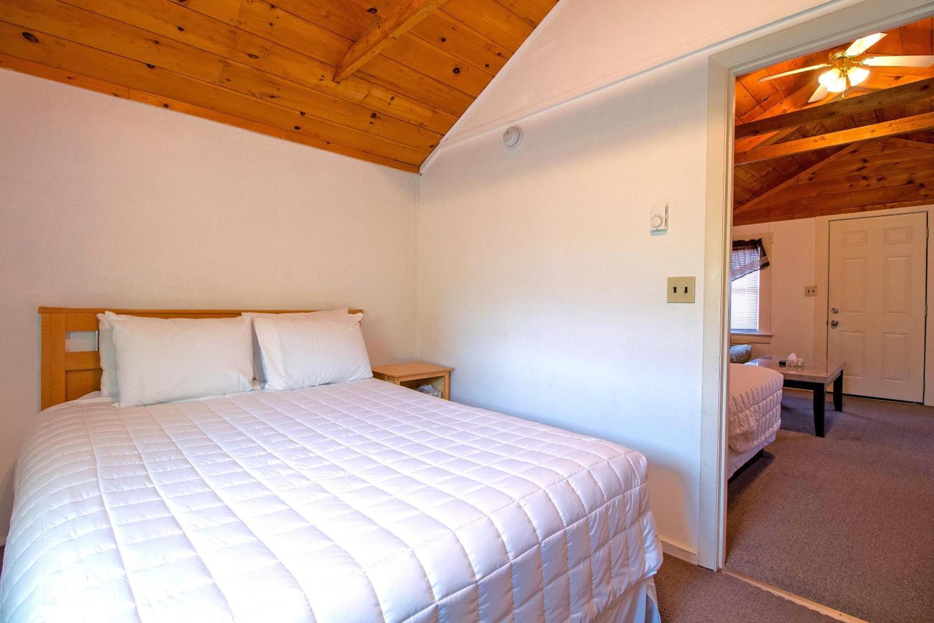 Half Moon Motel & Cottages photo 34