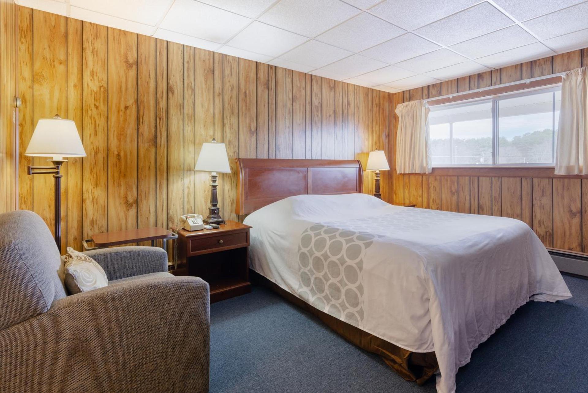 Knob Hill Motor Lodge photo 2