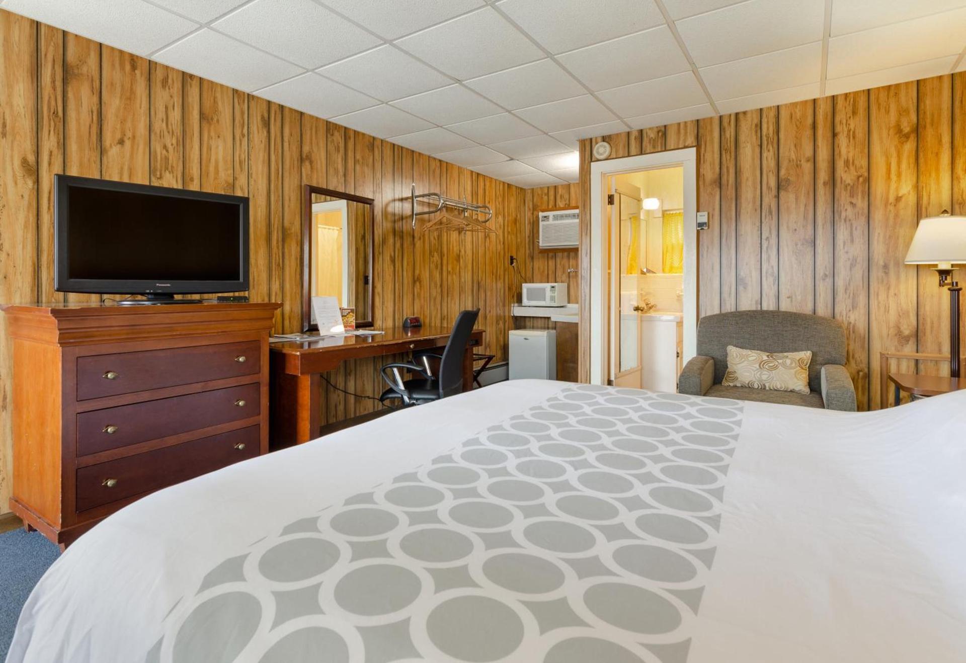 Knob Hill Motor Lodge photo 3