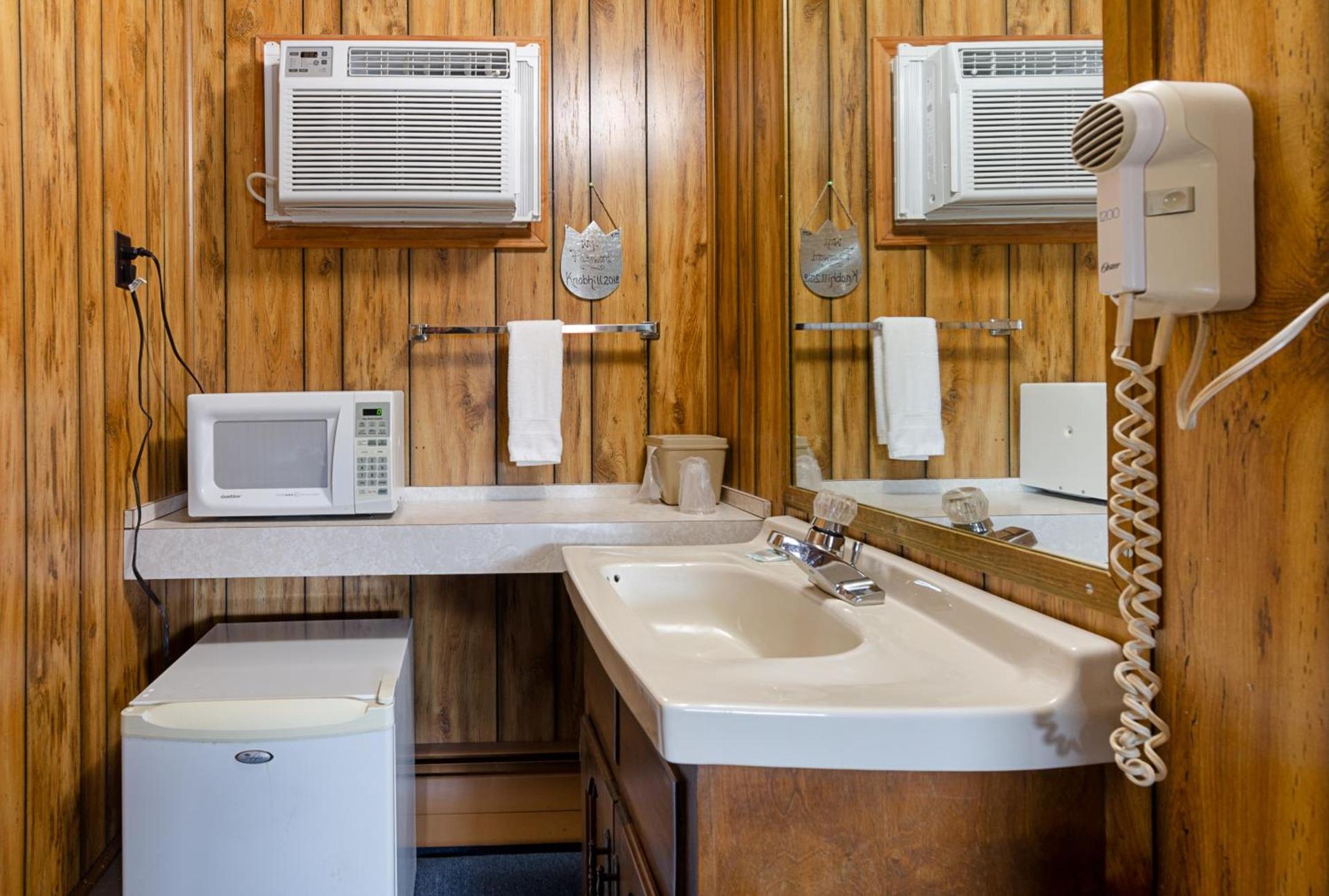 Knob Hill Motor Lodge photo 4