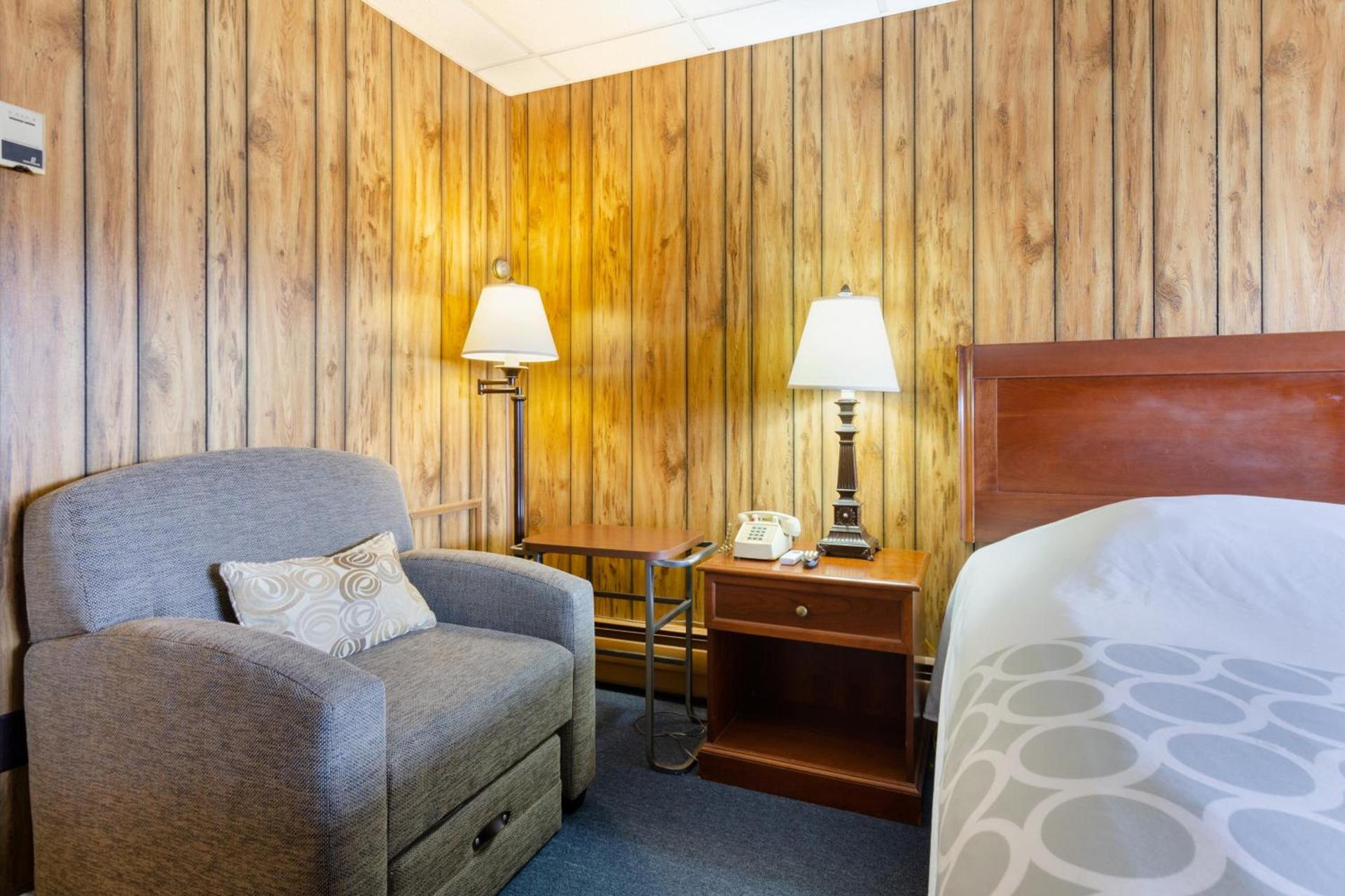 Knob Hill Motor Lodge photo 5