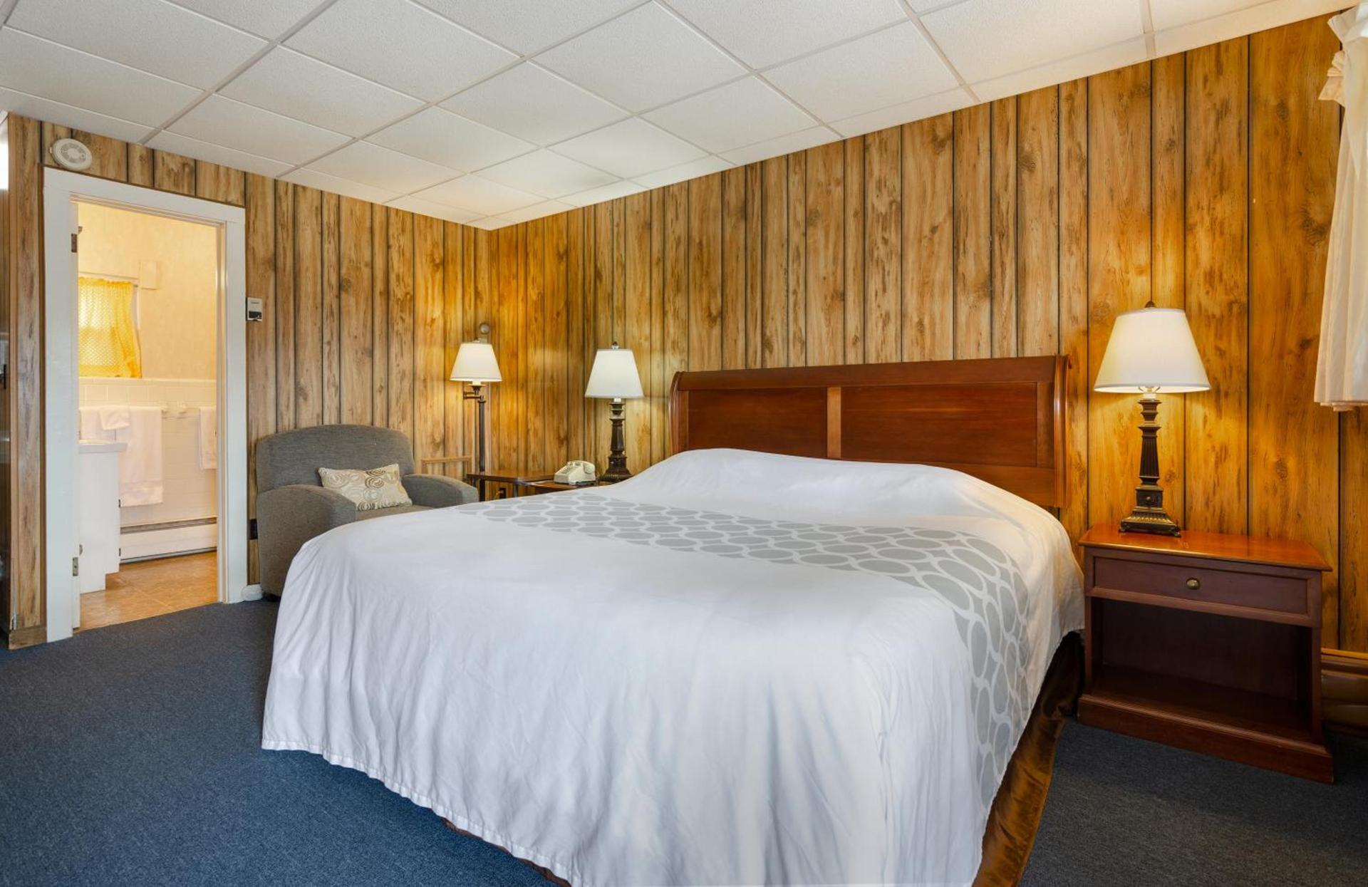 Knob Hill Motor Lodge photo 6