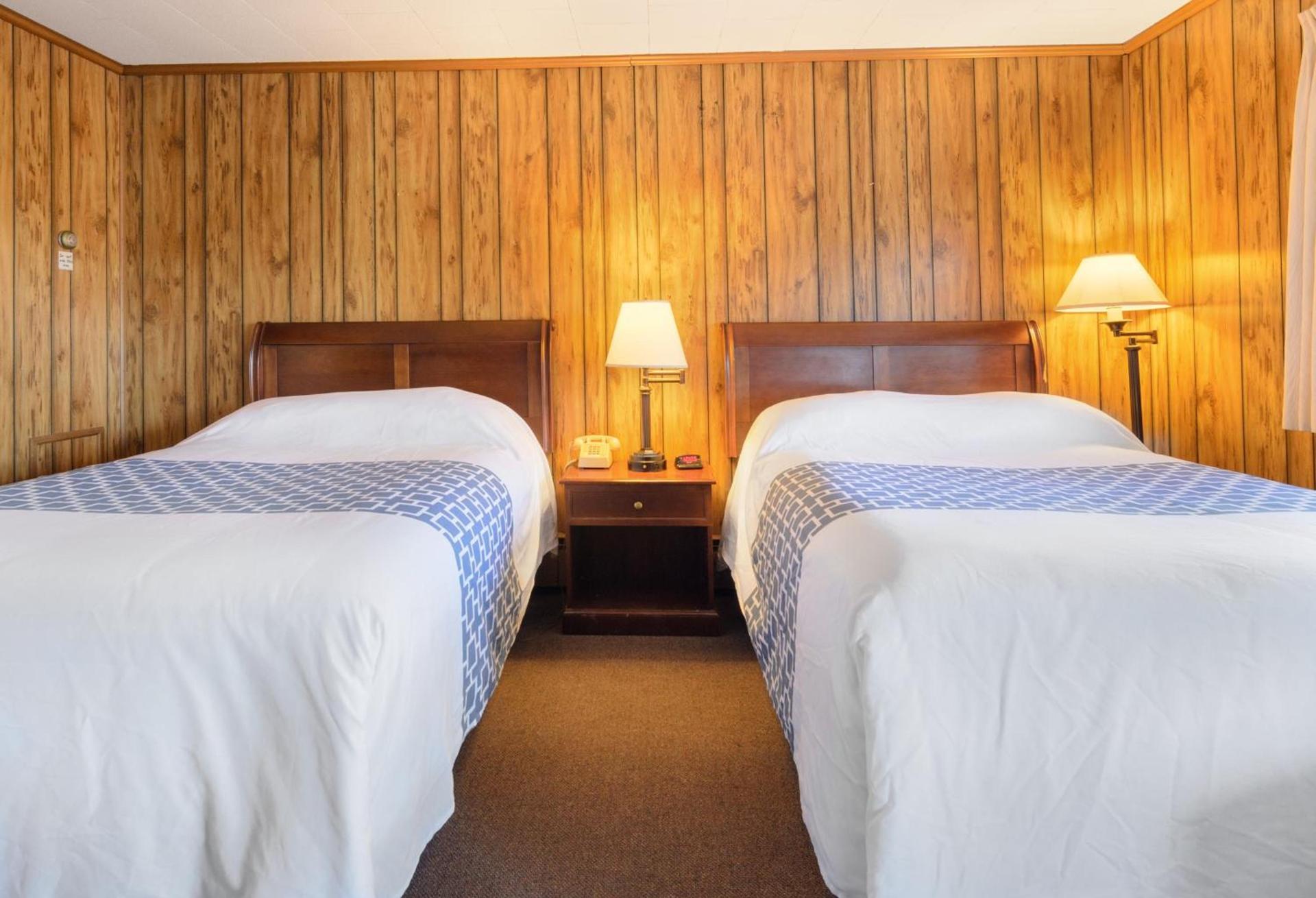 Knob Hill Motor Lodge photo 9