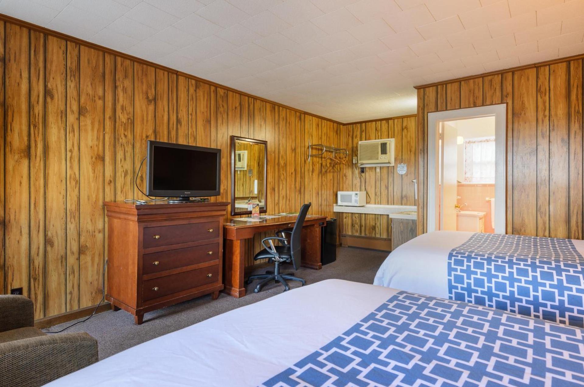Knob Hill Motor Lodge photo 11