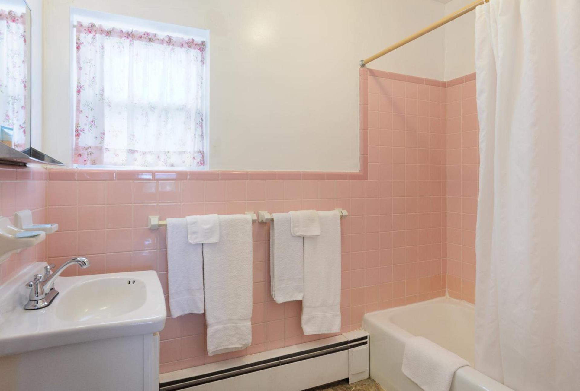 Knob Hill Motor Lodge photo 12
