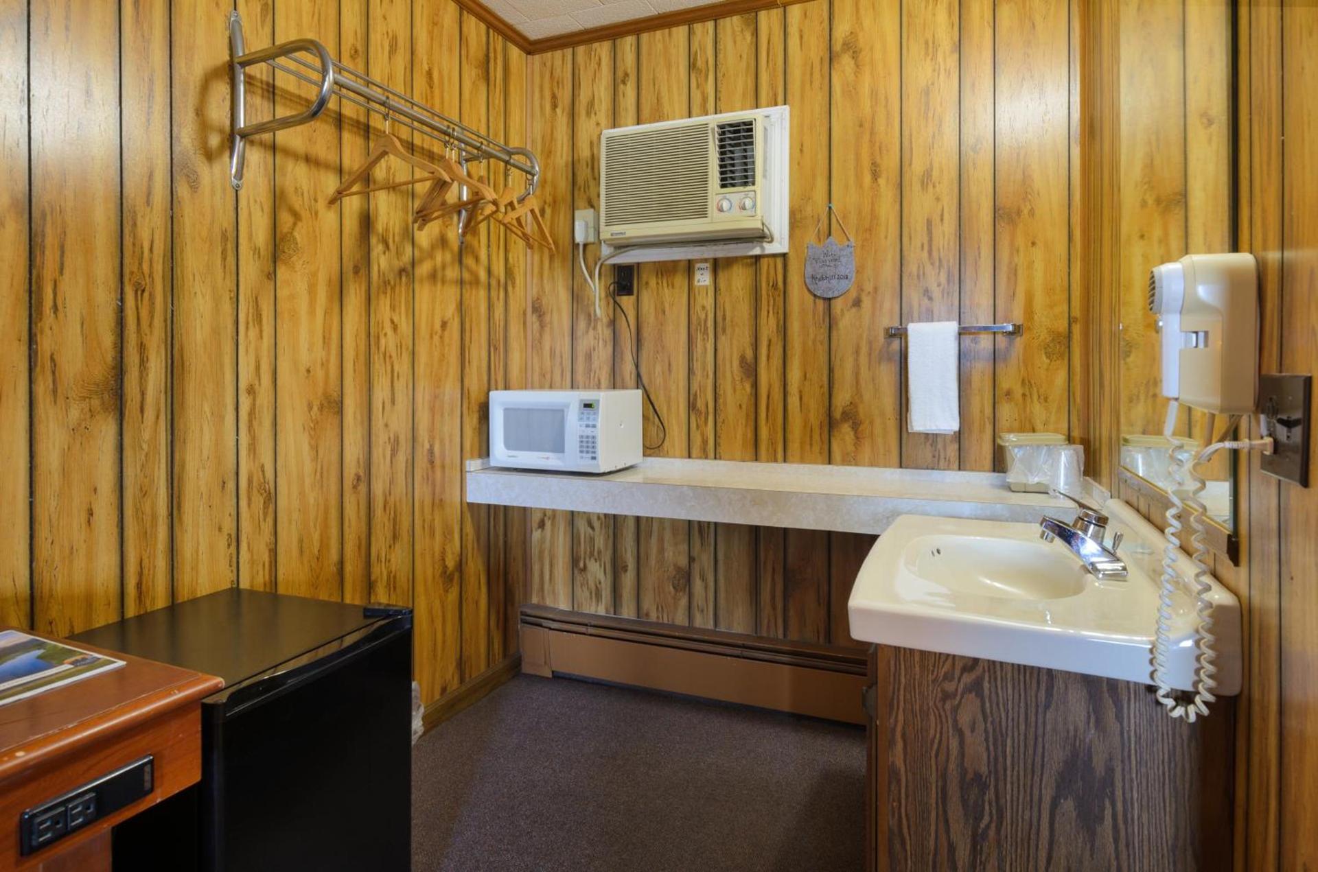 Knob Hill Motor Lodge photo 14