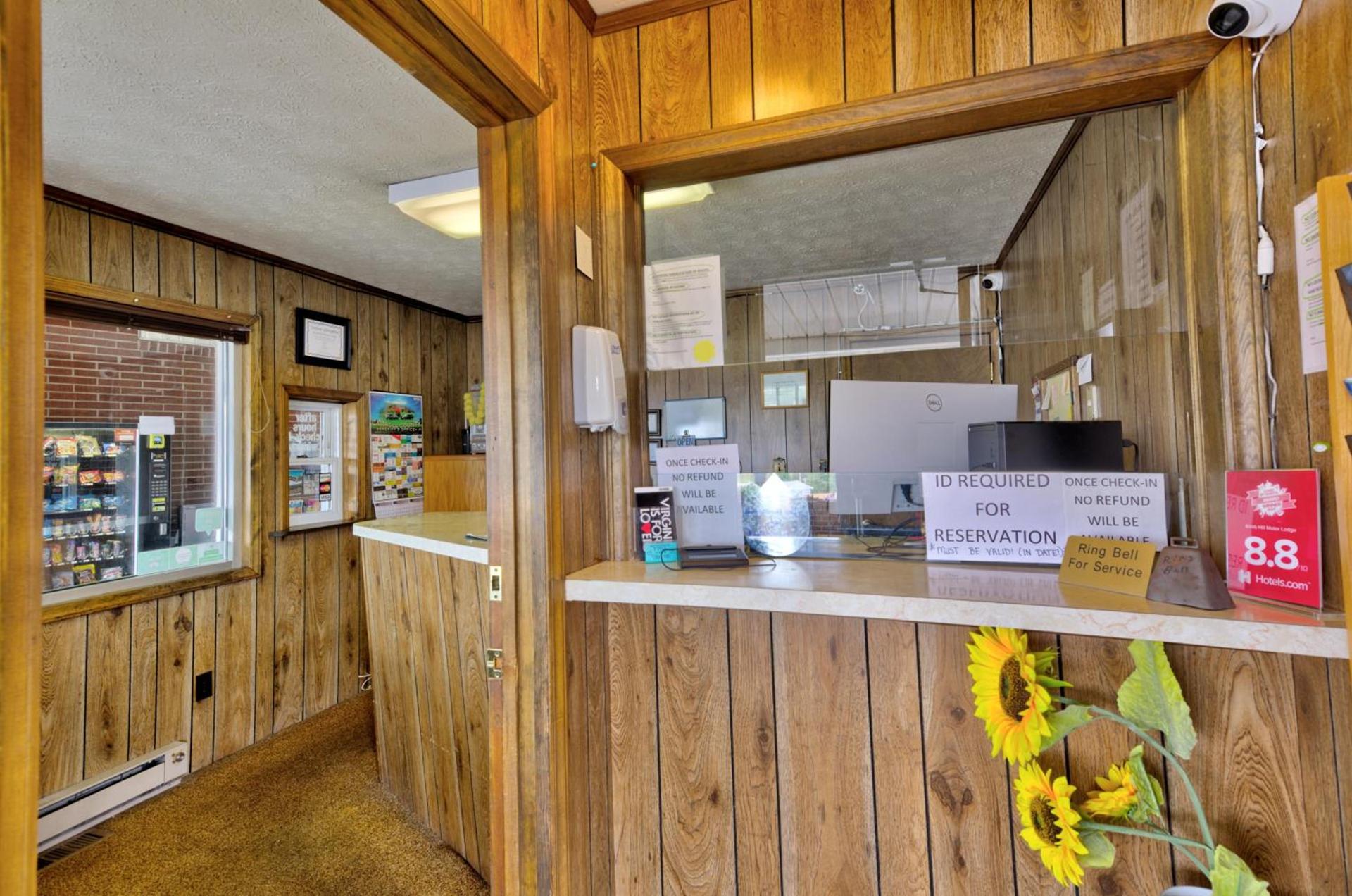 Knob Hill Motor Lodge photo 16