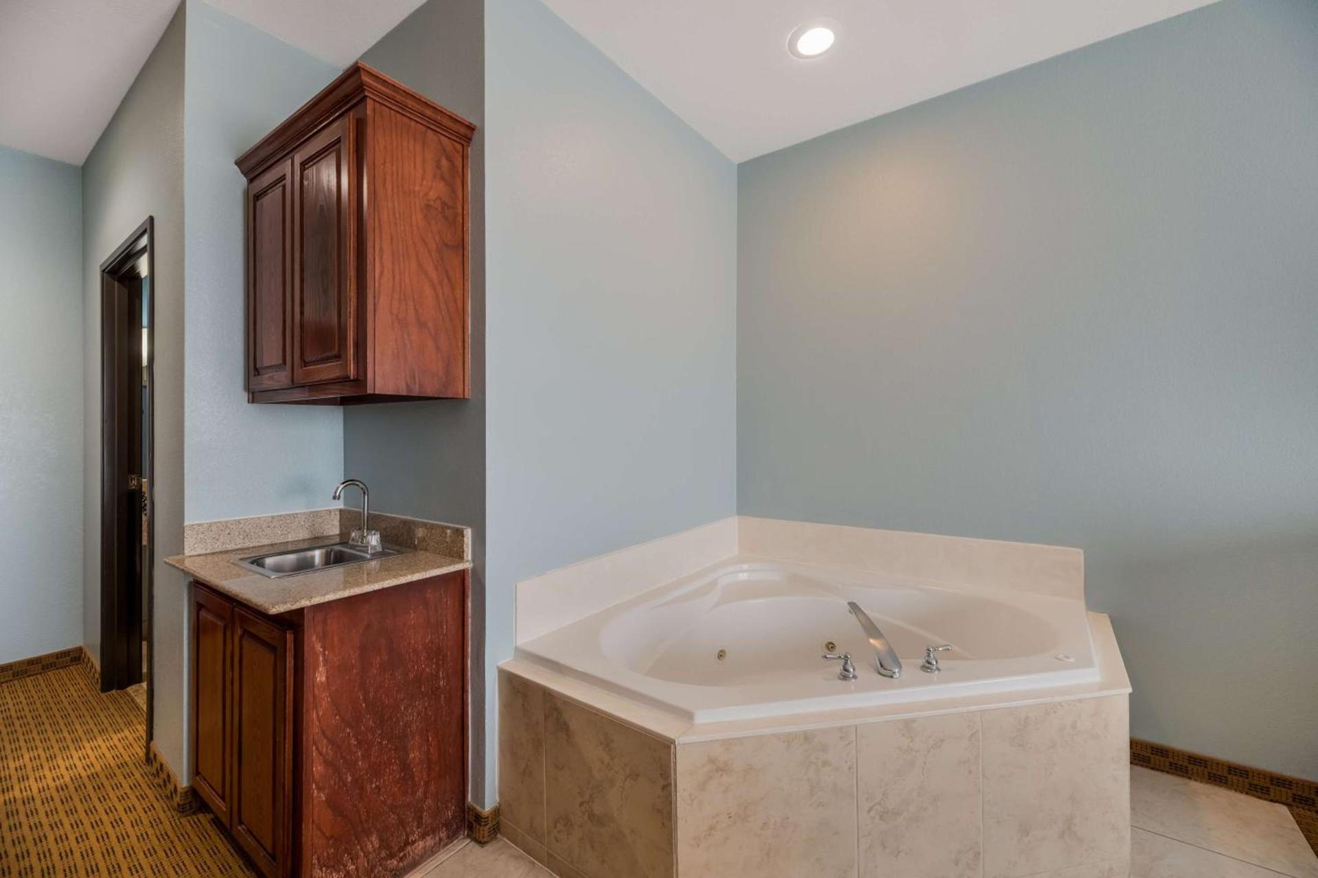 Best Western South Plains Inn & Suites photo 12