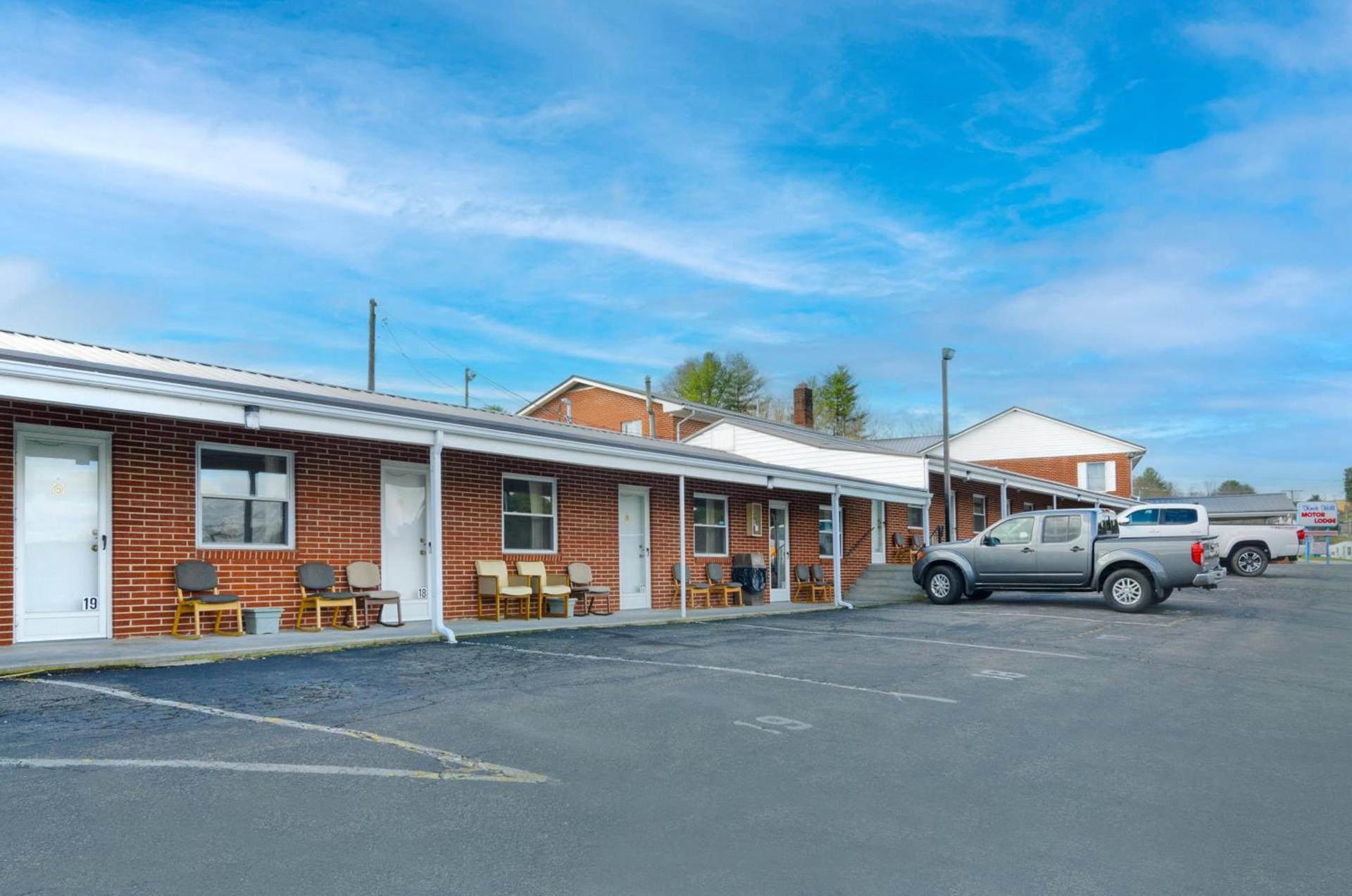Knob Hill Motor Lodge photo 22