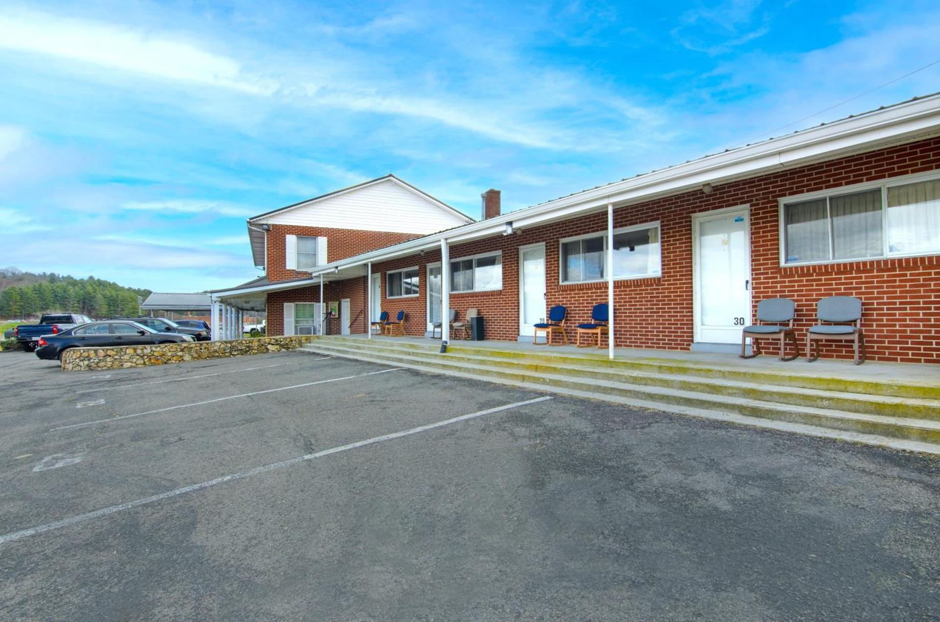 Knob Hill Motor Lodge photo 23