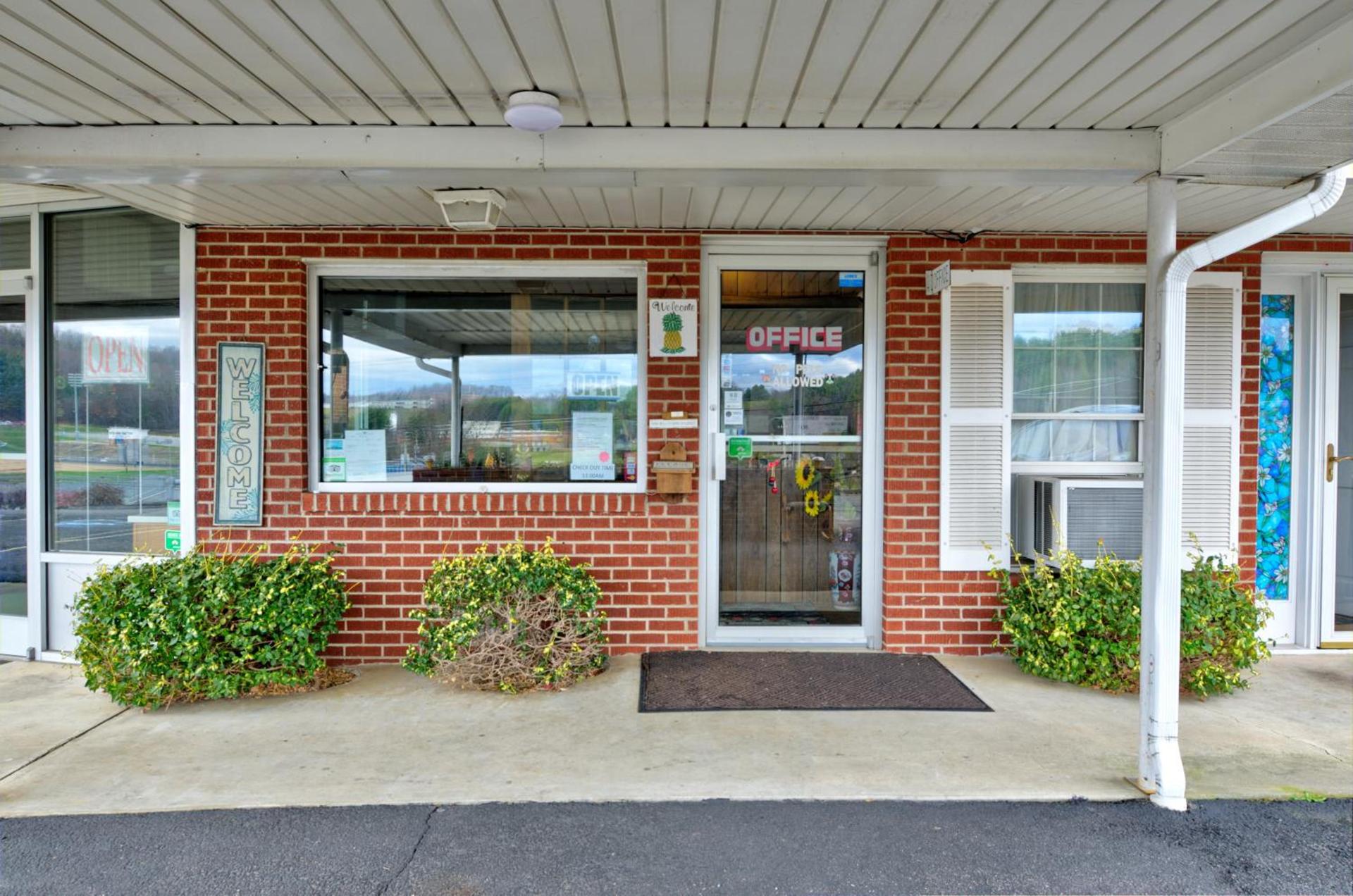 Knob Hill Motor Lodge photo 25