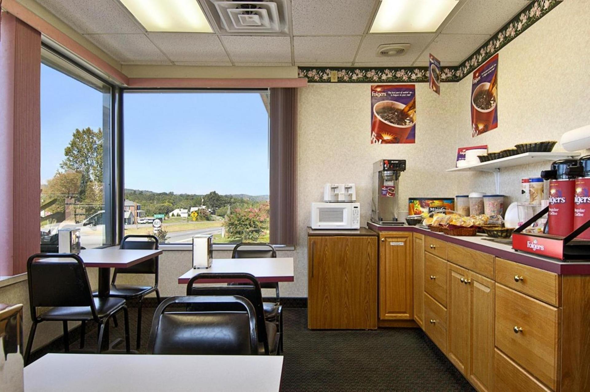 Travelodge by Wyndham Ridgeway Martinsville Area photo 15