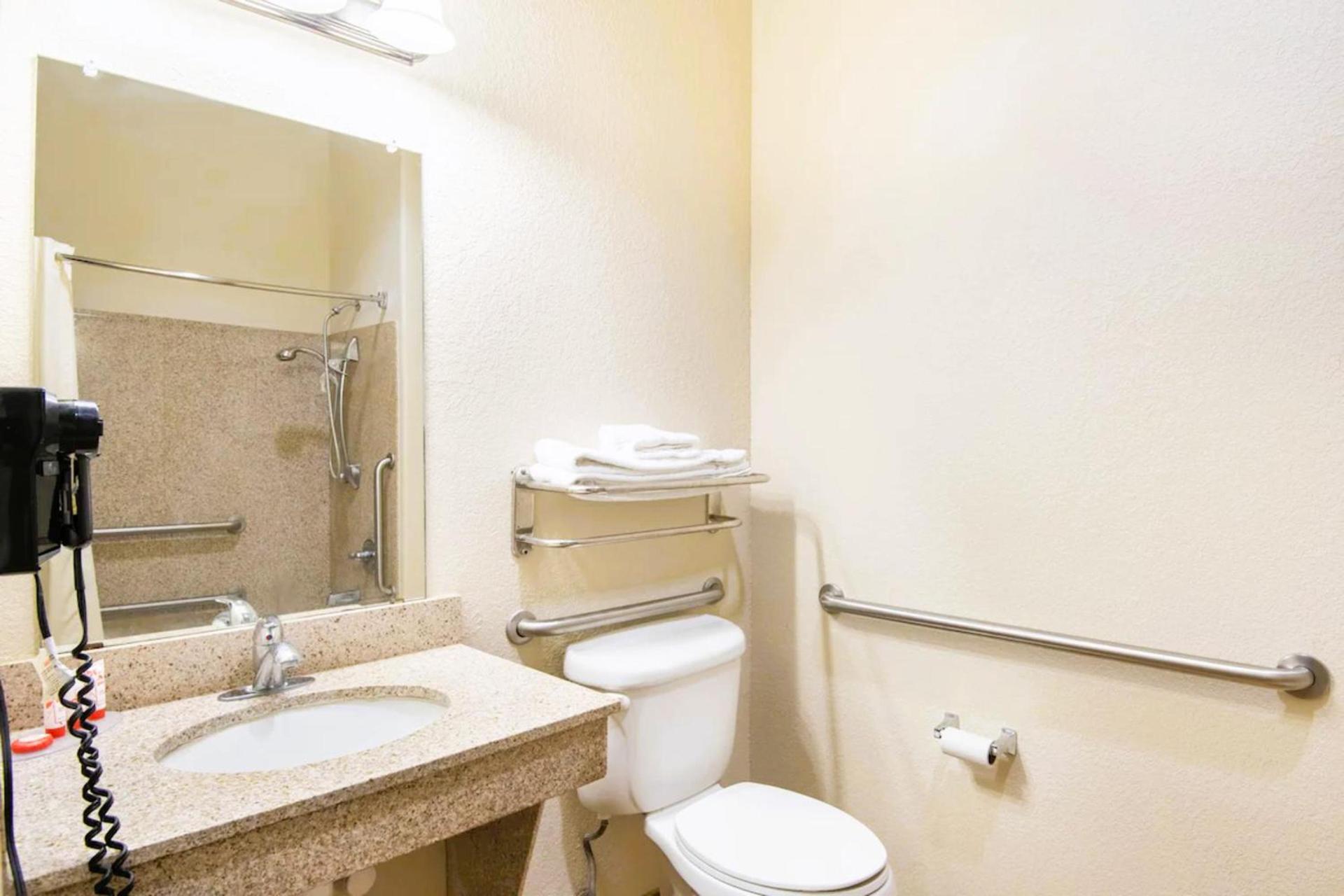 OYO Townhouse Clute Lake Jackson photo 48