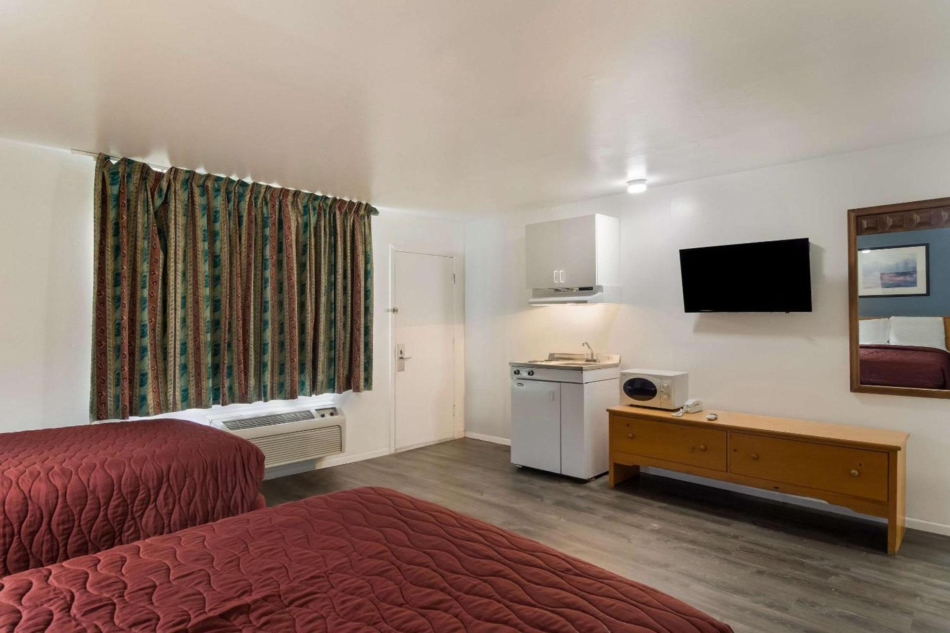Rodeway Inn & Suites Sidney Historic Downtown I-80 photo 12