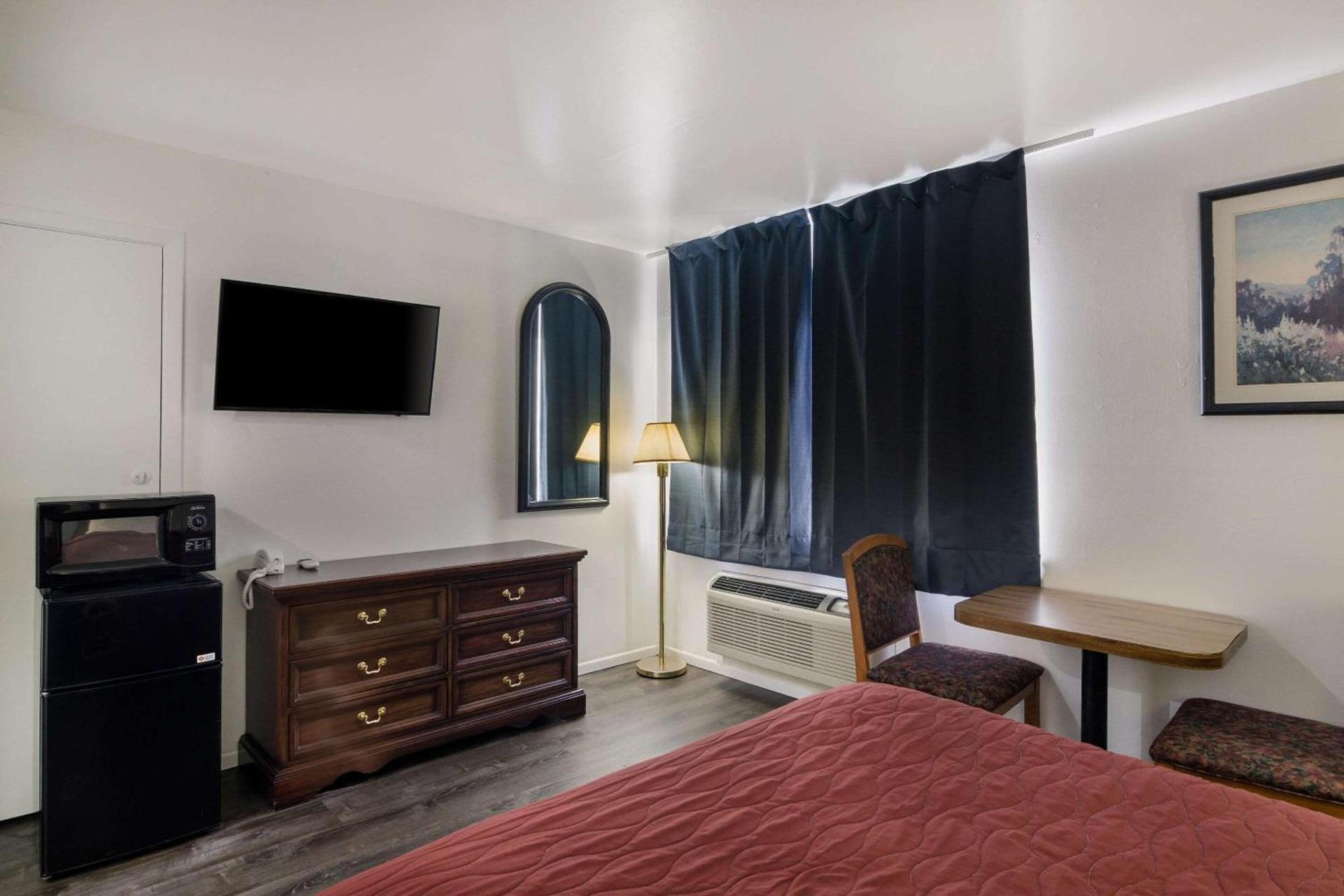 Rodeway Inn & Suites Sidney Historic Downtown I-80 photo 16