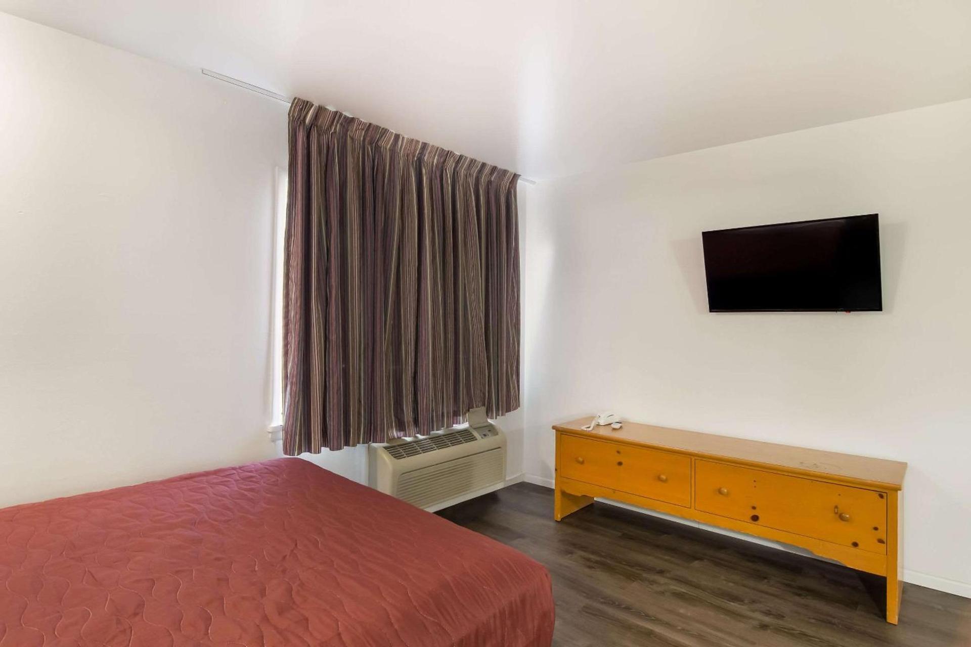 Rodeway Inn & Suites Sidney Historic Downtown I-80 photo 18