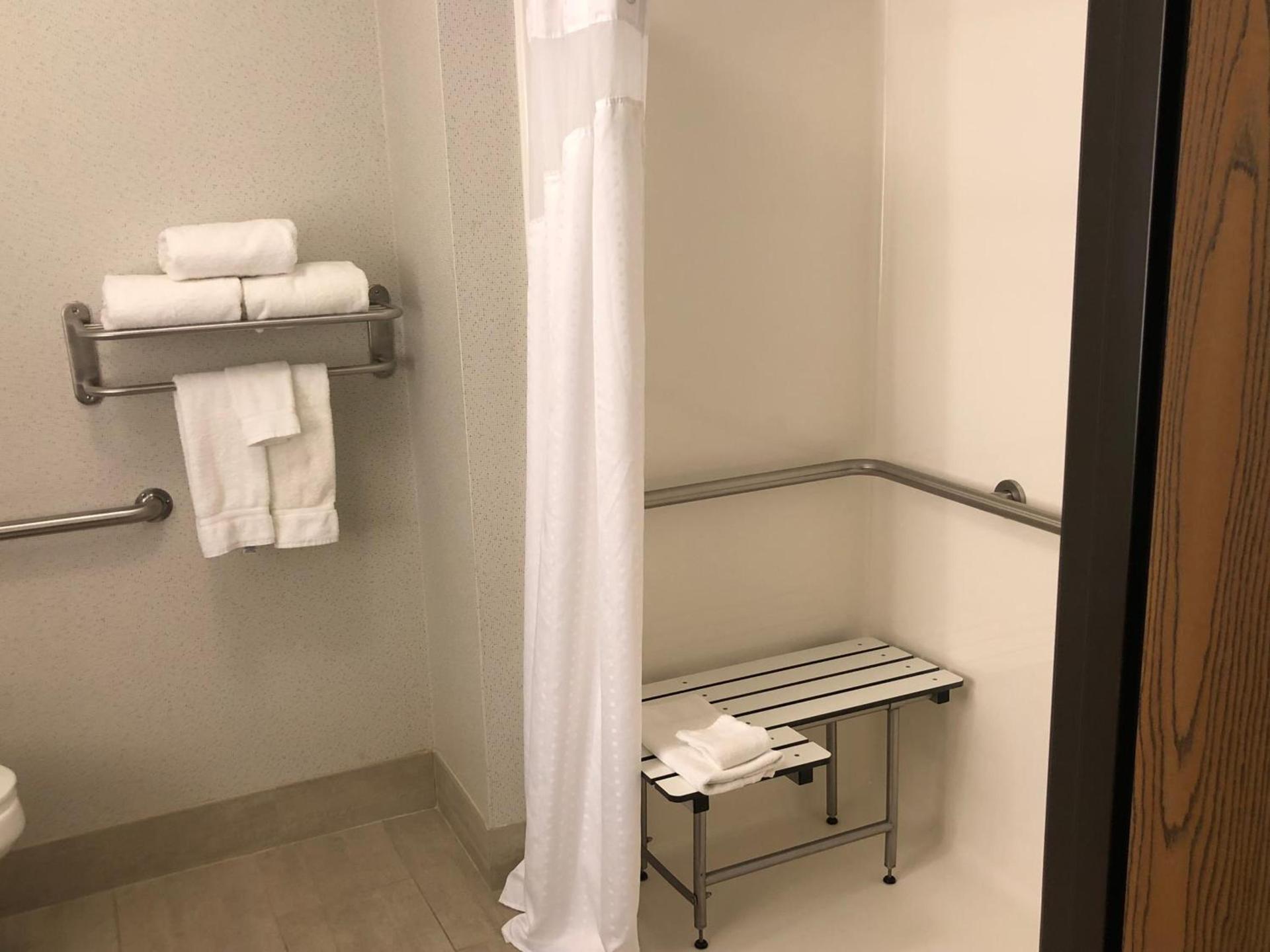 Holiday Inn Express Mt. Vernon by IHG photo 62