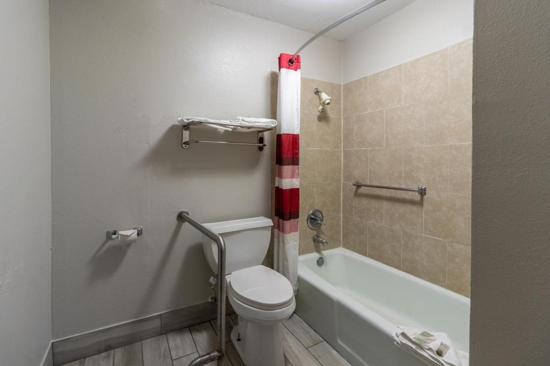 Red Roof Inn & Suites Jackson, TN photo 39