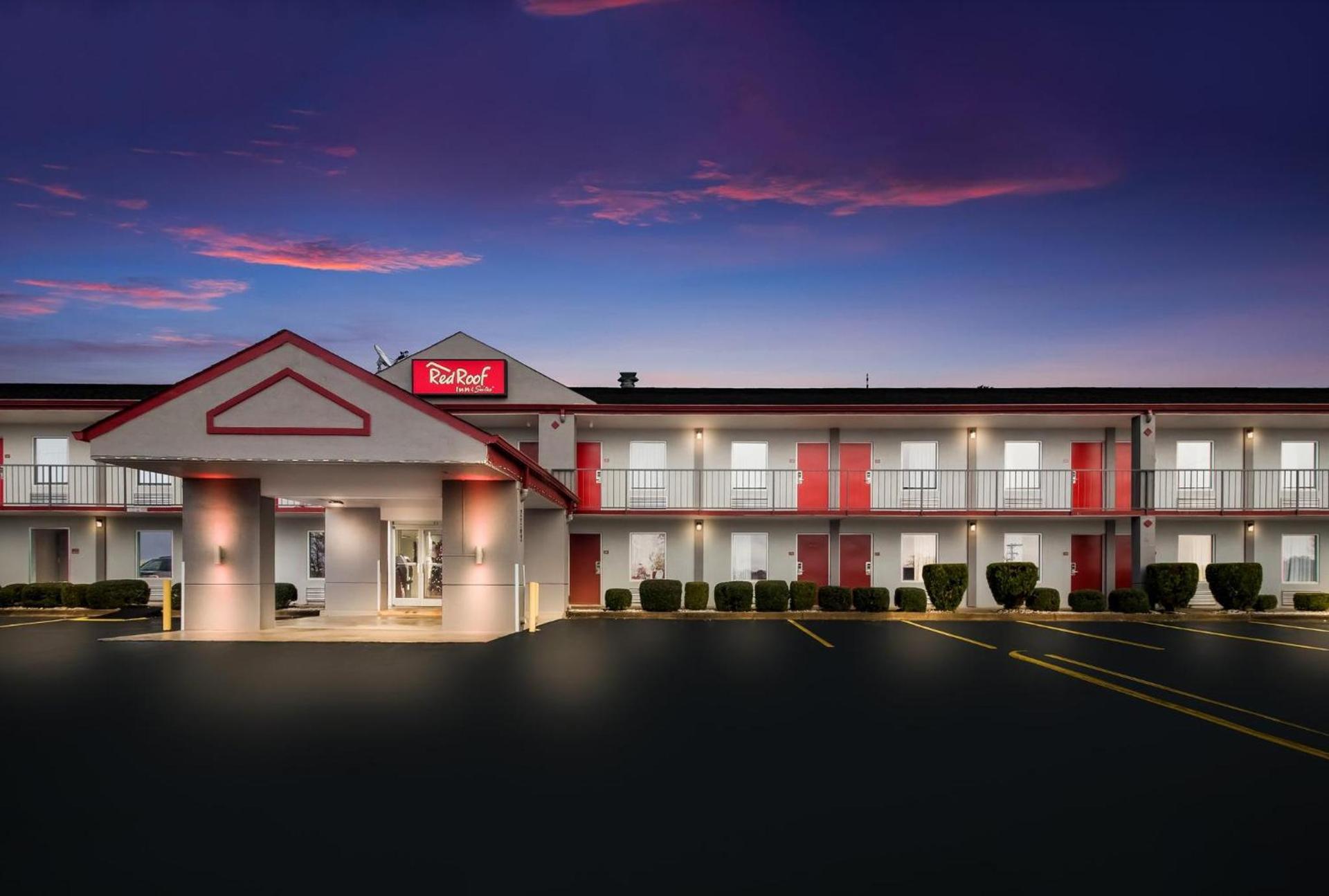 Red Roof Inn & Suites Jackson, TN photo 5