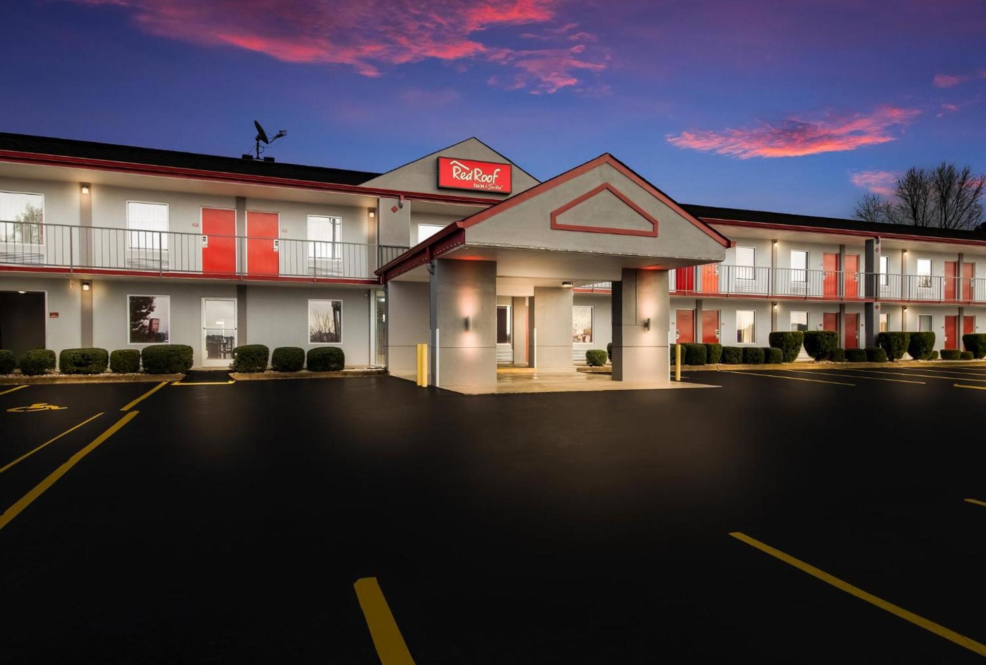 Red Roof Inn & Suites Jackson, TN photo 4